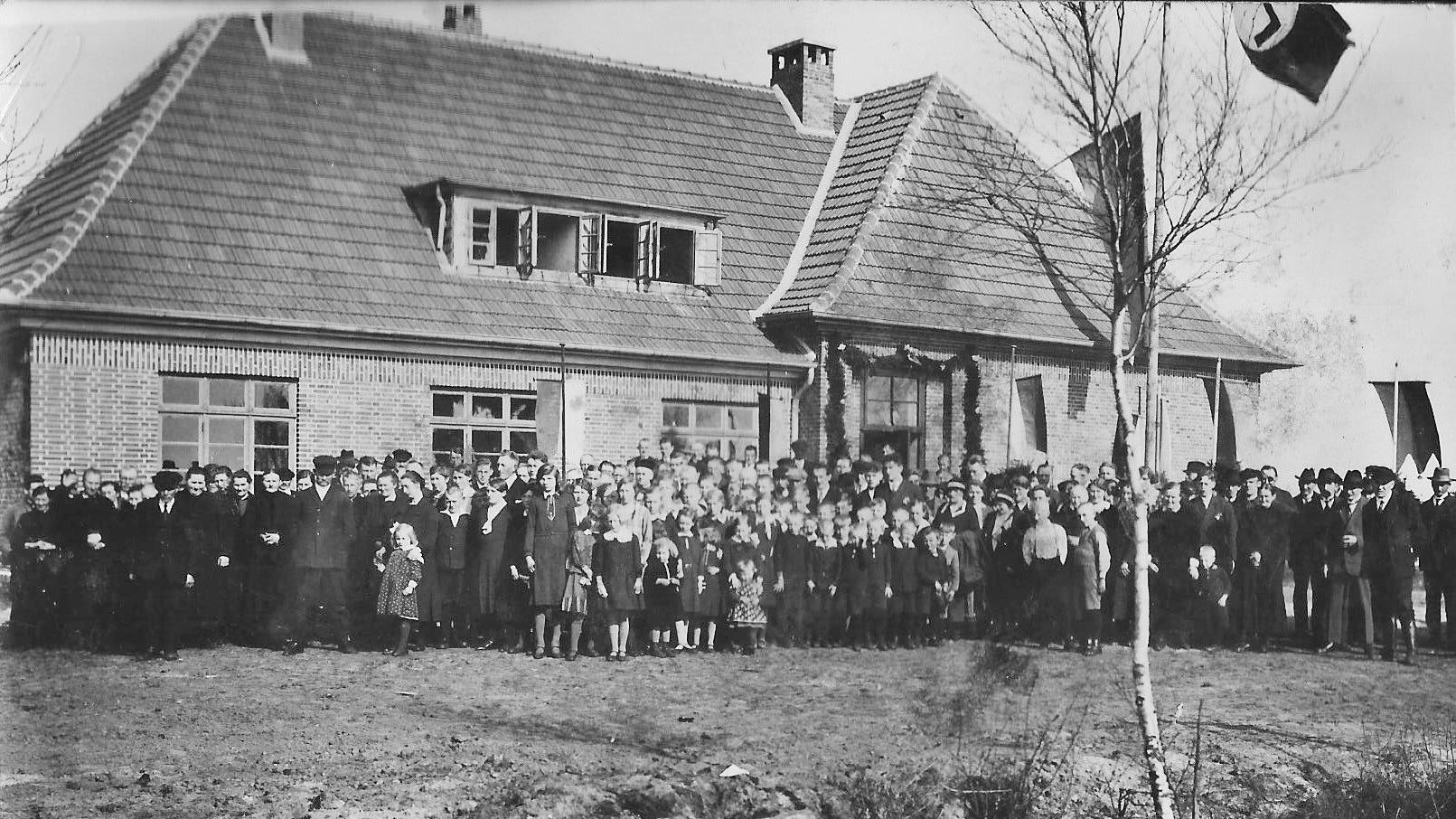 Das Foto zeigt die Einweihung der Glaßdorfer Schule im Jahr 1933. Foto: Archiv Pille