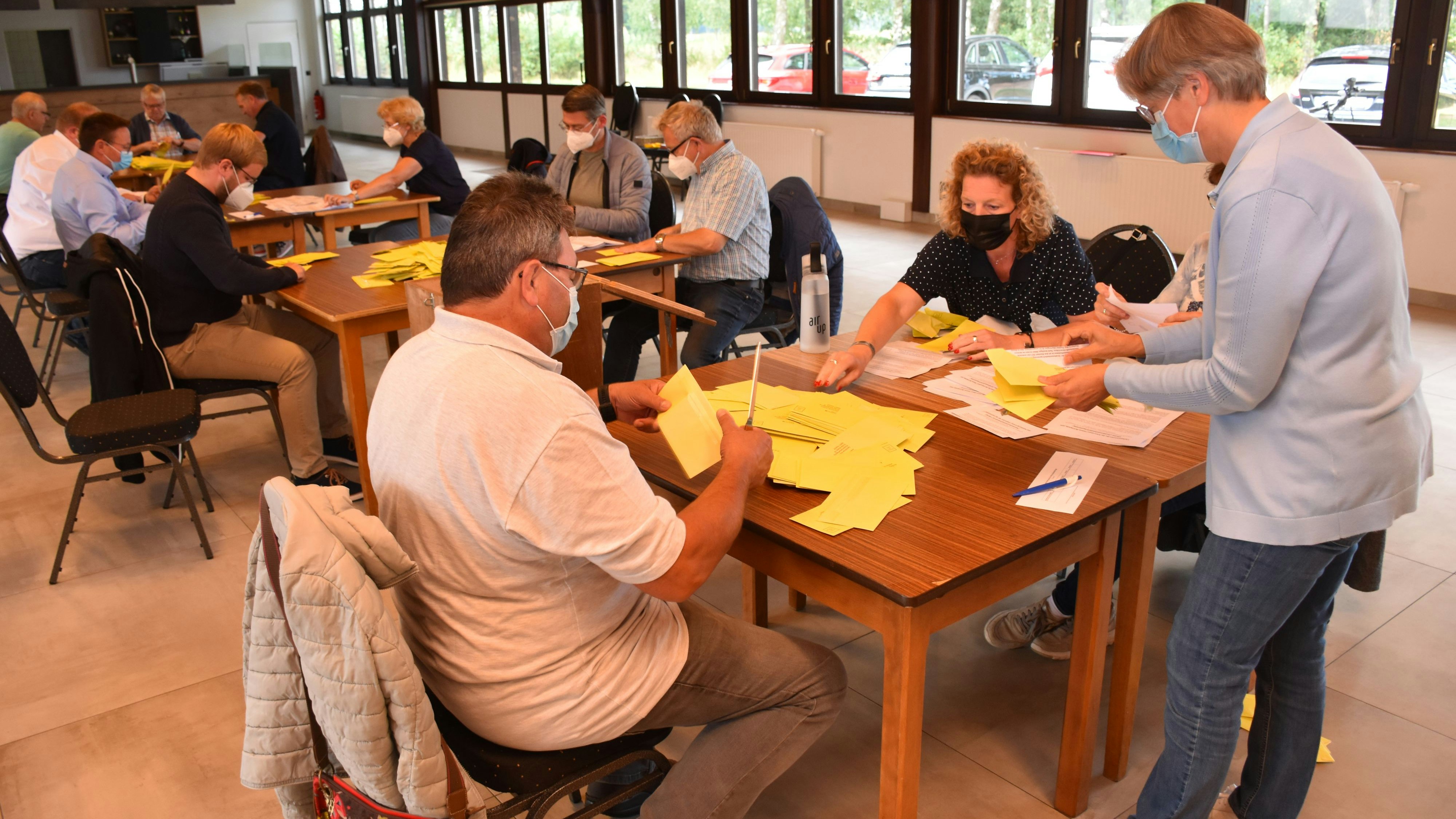 Bei der Arbeit: Politiker von vier Holdorfer Parteien nahmen die Auszählung der Stimmzettel vor, unterstützt von der Verwaltung. Foto: Böckmann