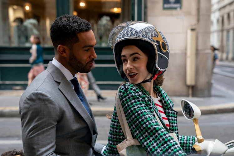 Lucien Laviscount als Alfie und Lily Collins als Emily in Emily in Paris. Foto: Stéphanie BranchuNetflix