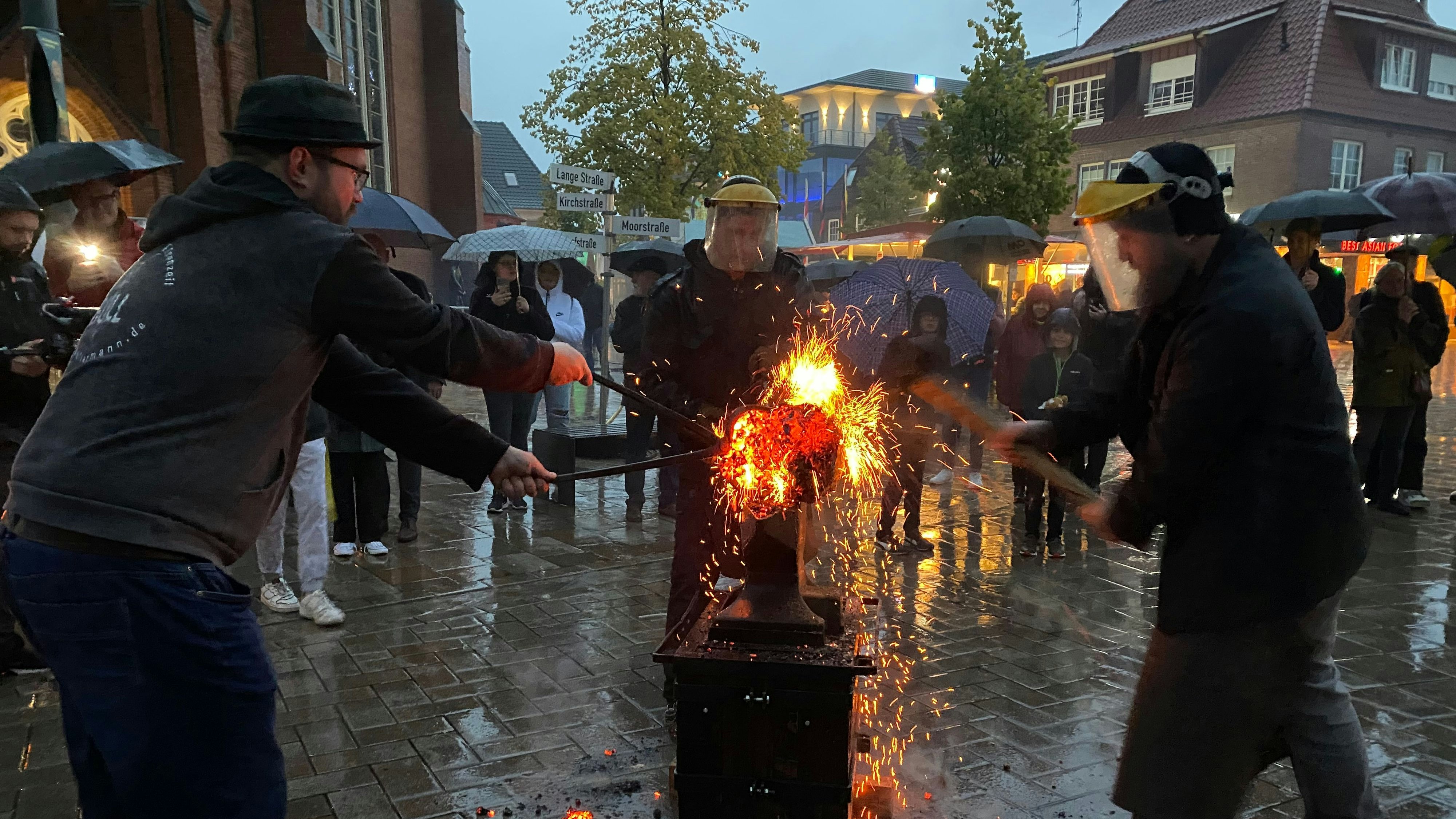 Feuriges im Regen: Schmied Jannis Scholz demonstrierte mit Kollegen den historischen Prozess der Eisenverhüttung. Foto: Wimberg