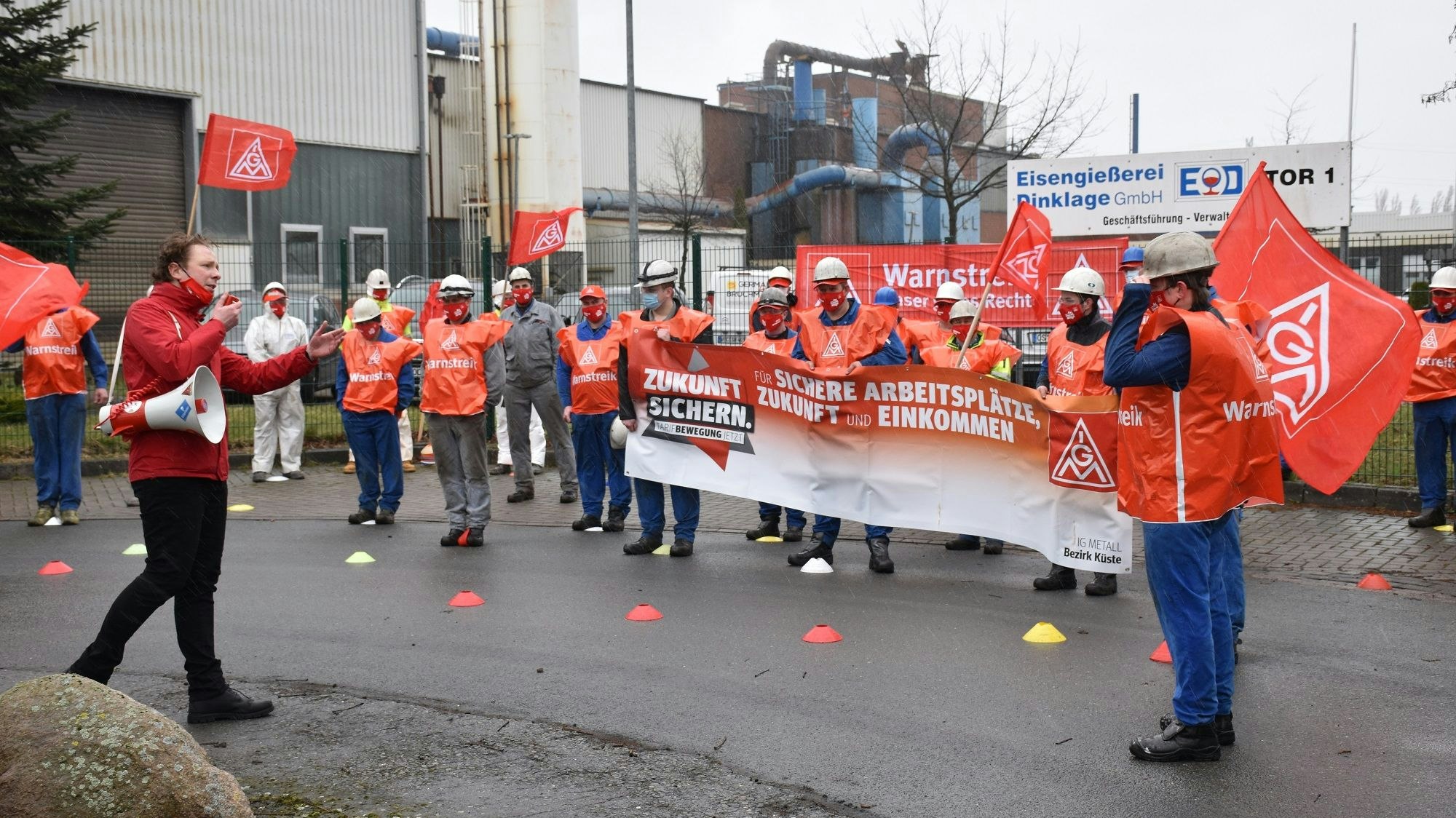 "Die IG Metall kämpft für euch": Das versicherte Gewerkschafts-Funktionär Paul Naujoks (am Mikrofon) den Beschäftigten der Eisengießerei Dinklage bei der Kundgebung. Foto: Böckmann