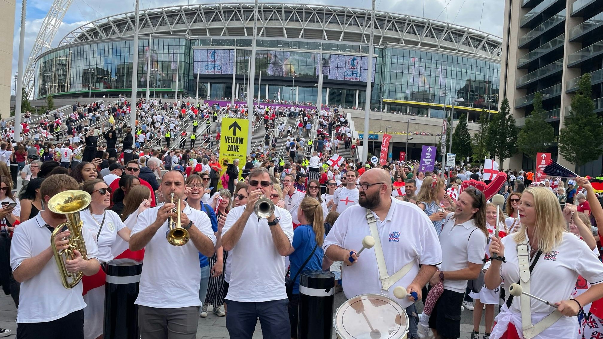 Die Menschen strömen ins Wembley-Stadion: Fast 90.000 Fans waren gestern beim Endspiel der Frauenfußball-Europameisterschaft zwischen England und Deutschland live dabei. Auch OM-Reporter Thomas Vorwerk machte sich kurzentschlossen auf den Weg. Foto: Vorwerk