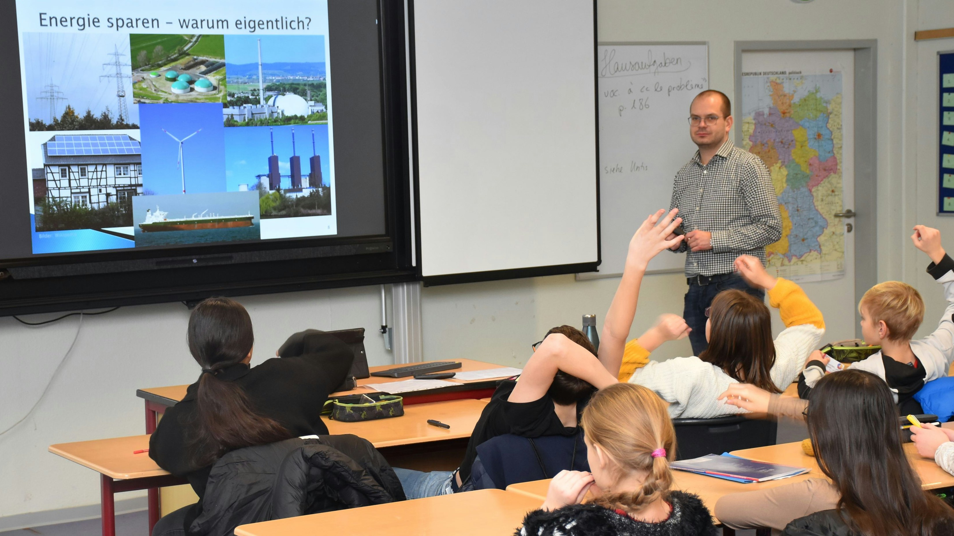 Unterricht mal anders: Lehrer Ulrich Lier erklärt den Schülern alles Wissenswerte zum Thema Energie. Foto: Böckmann