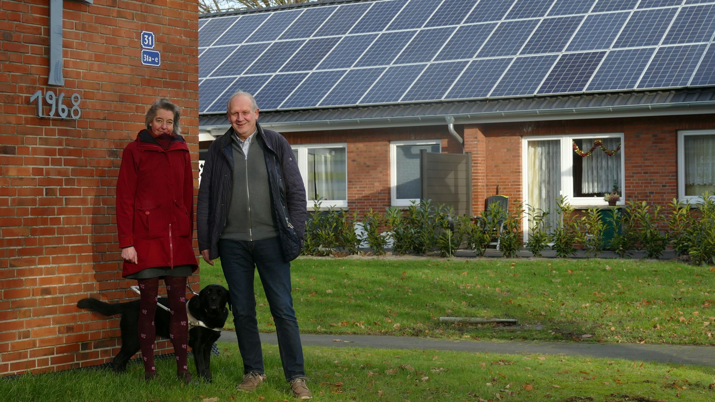 Sanierte Sozialhäuser: Dr. Jutta Engbers und Wilhelm Metz vor den sanierten und mit einer Solaranlage ausgestatteten Reihenhäusern des Diakonischen Werkes. Foto: Stix
