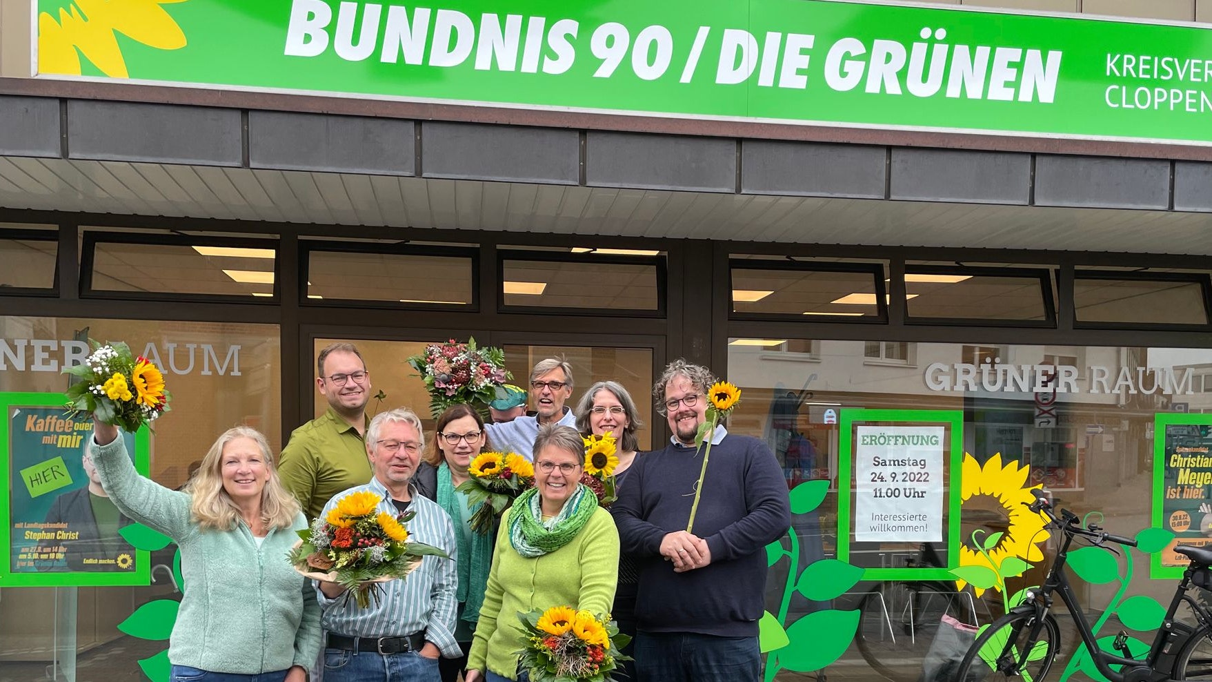 Eröffnung mit Sonnenblumen: Vorstand, Wahlkreiskandidat und Geschäftsführer freuen sich über den „Grünen Raum“. Foto: Dunkel