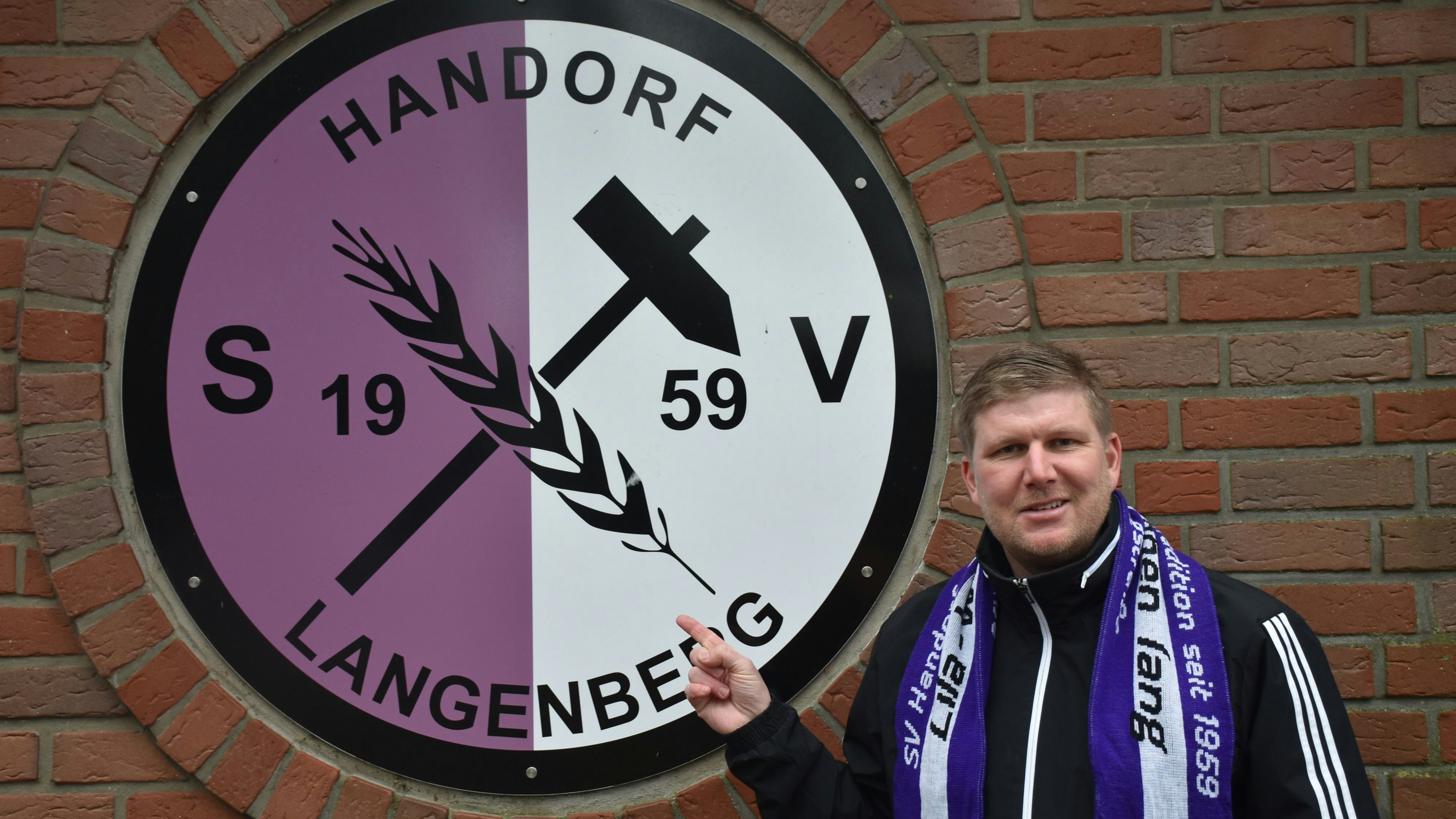 Ein Verein mit Hammer und Ähre: Maik Escherhaus sieht "seinen" SV Handorf-Langenberg richtig gut aufgestellt. Foto: Böckmann