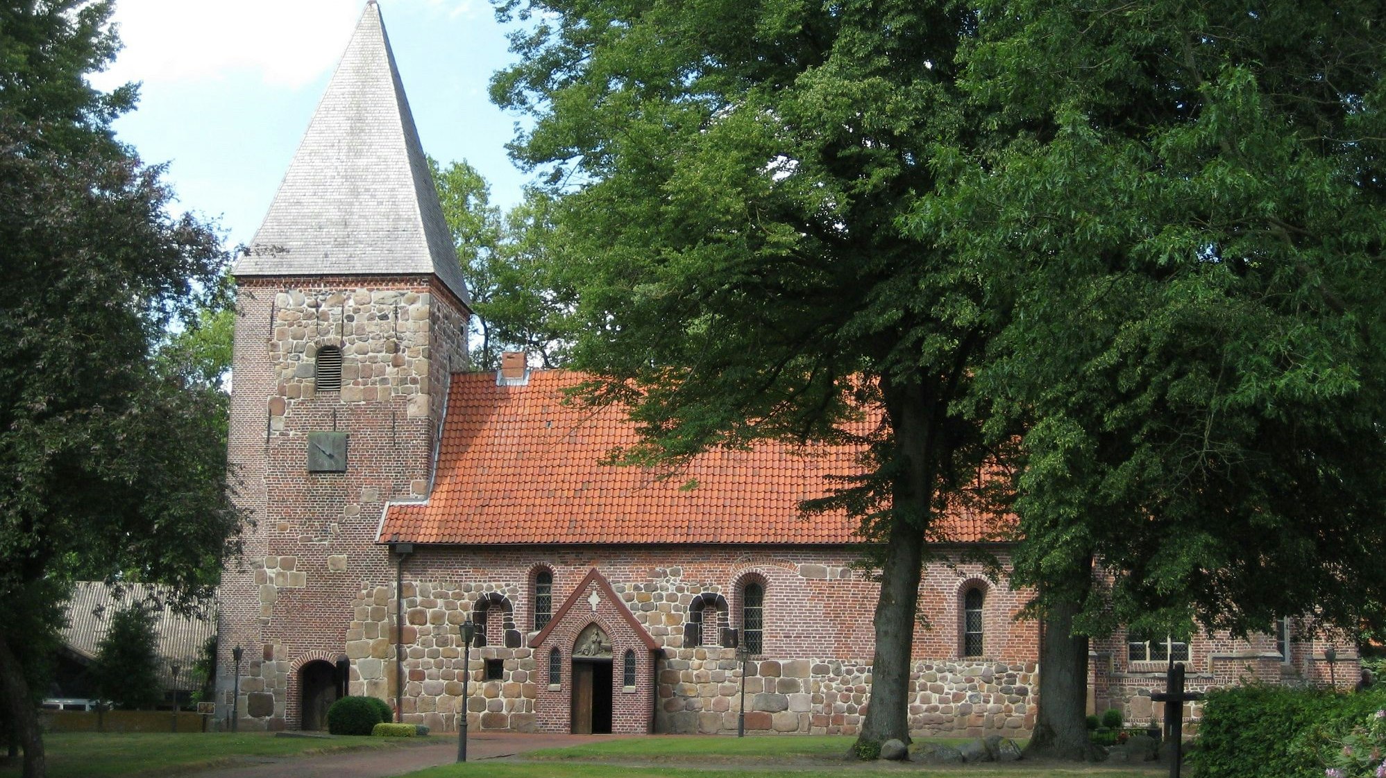Geschichtsträchtig: die St.-Vitus-Kirche in Altenoythe. Foto: ETT/Martin Dewenter