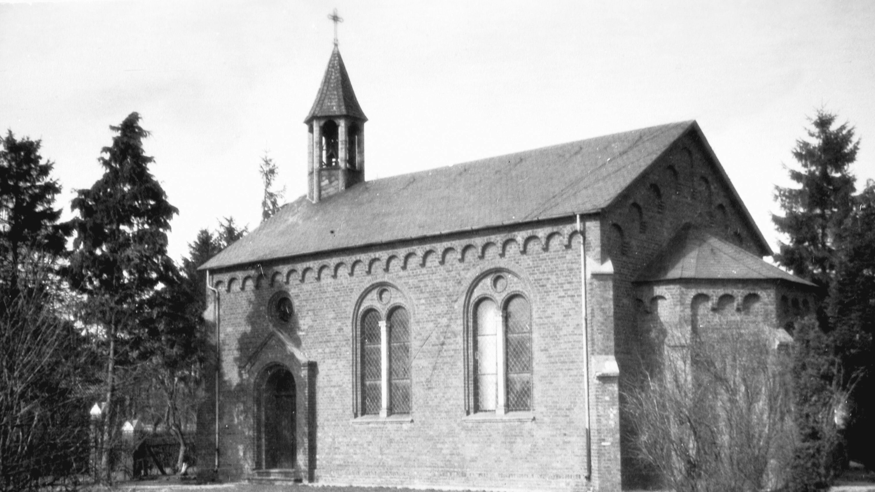 Klein, aber fein: Die 1896 errichtete evangelische Kapelle war mit allem ausgestattet, was die Gemeinde brauchte. Fotos: Stadtmedienarchiv im Heimatverein Lohne
