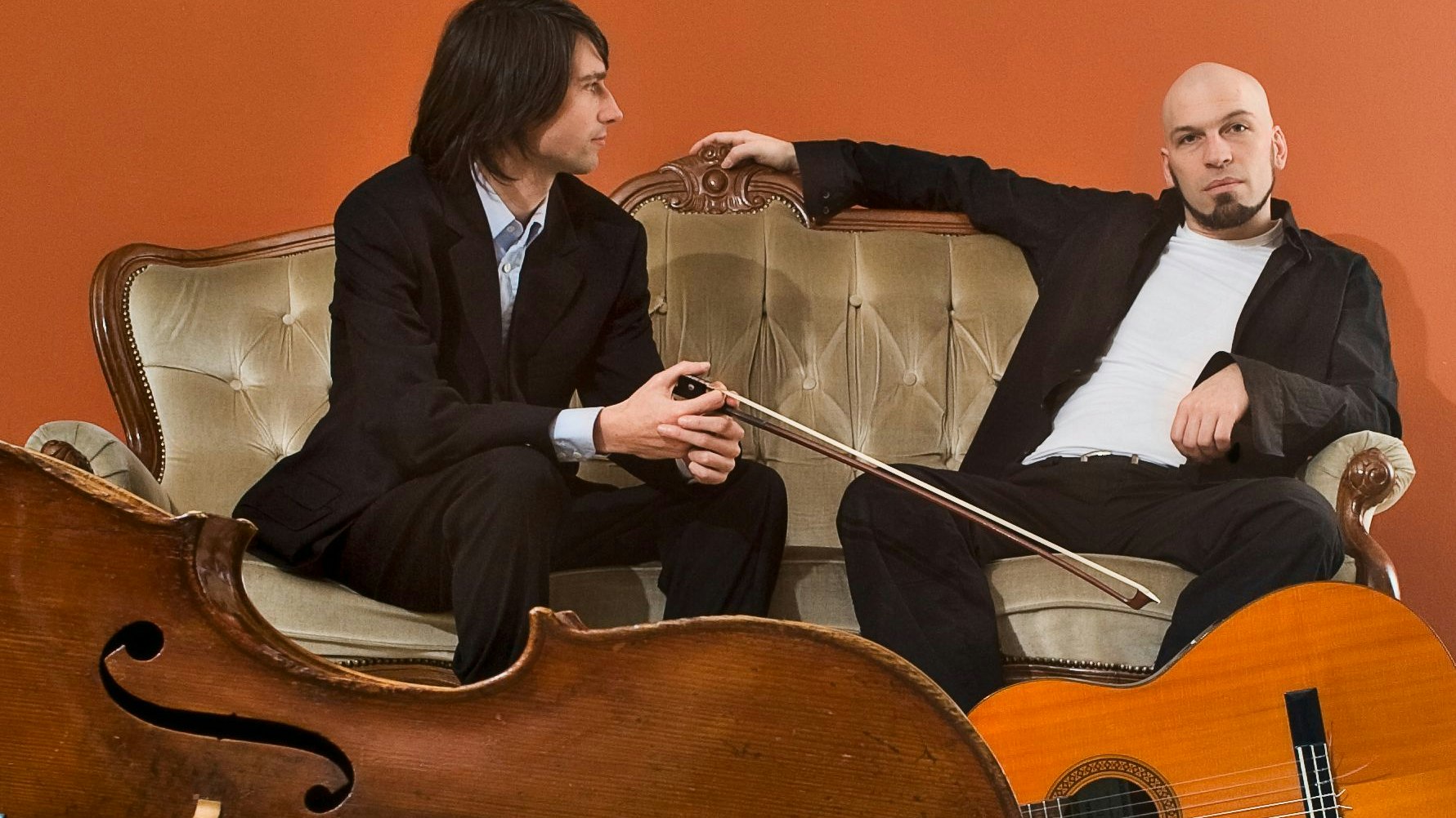 Experiment für 2: Cellist Benjamin Waldbrodt (von links) und Gitarrist Daniel Pircher spielen mit dem portugiesischen Fado. Pircher singt dazu Obertöne. Foto: run-united