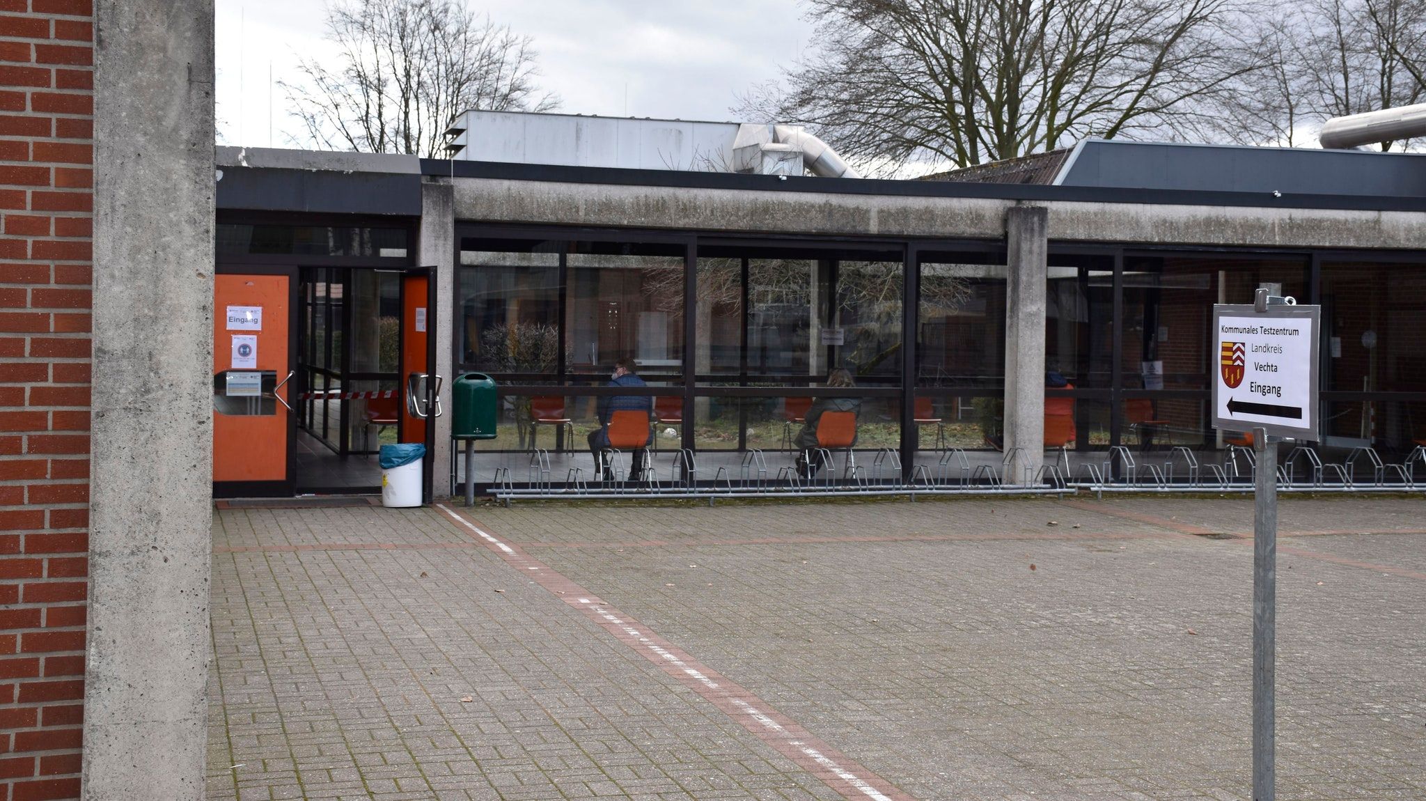 Eines der dezentralen Testzentren im Landkreis Vechta, das nun geschlossen wird: das Foyer der Sport- und Schwimmhalle der Geschwister-Scholl-Oberschule in Vechta. Foto: Scholz