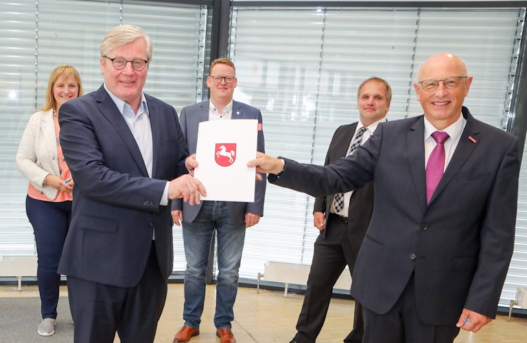 Da steckt Geld drin: Minister Bernd Althusmann (CDU, links) und Hannovers Handwerkskammerpräsident Karl-Wilhelm Steinmann. Foto: Fender