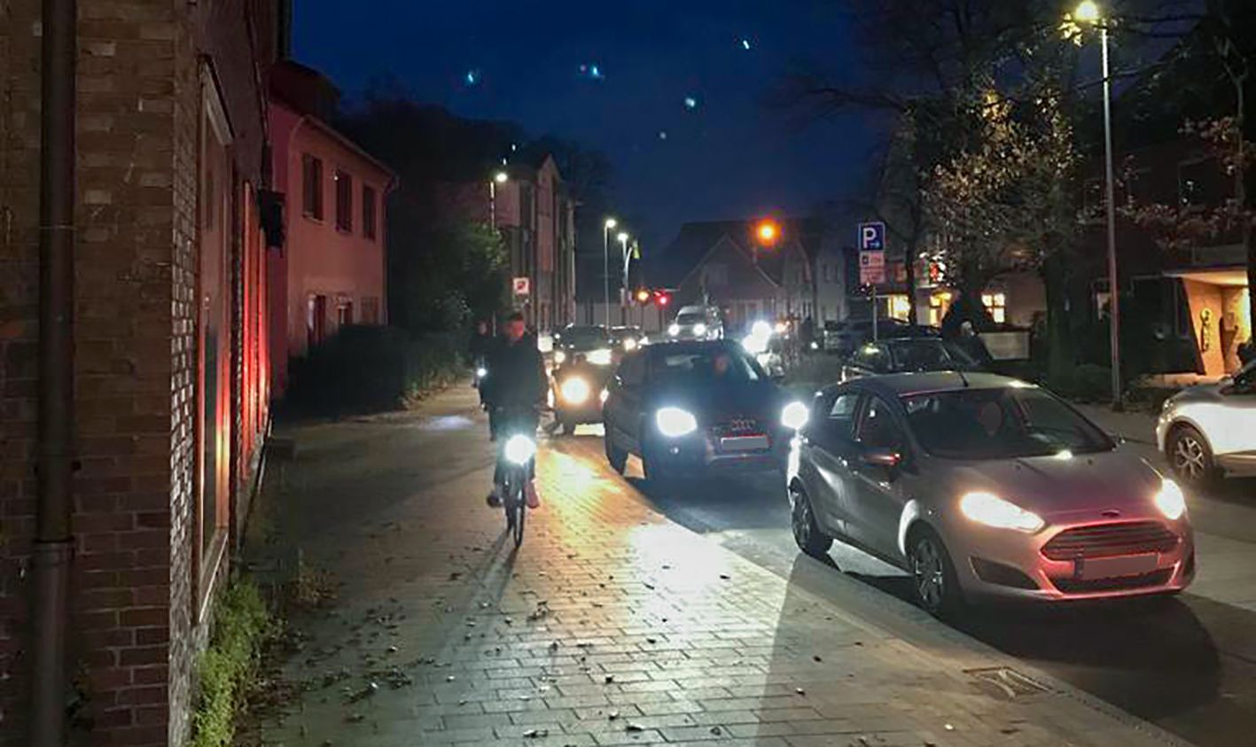Besonders morgens staut es sich: Radfahrer müssen in der Fahrradstraße auf den Gehweg ausweichen, weil sie auf der Fahrbahn keinen Platz mehr haben. Foto: privat