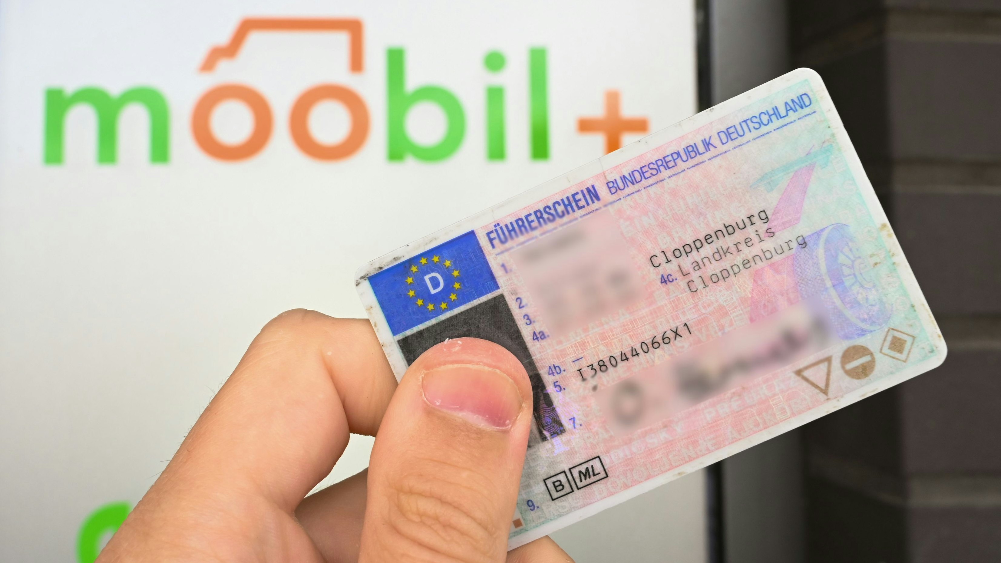 Fahrschein statt Führerschein: Wer den Lappen abgibt, bekommt ein Guthaben von 750 Euro für 3 Jahre für Moobil-Plus-Busse. Foto: Hermes