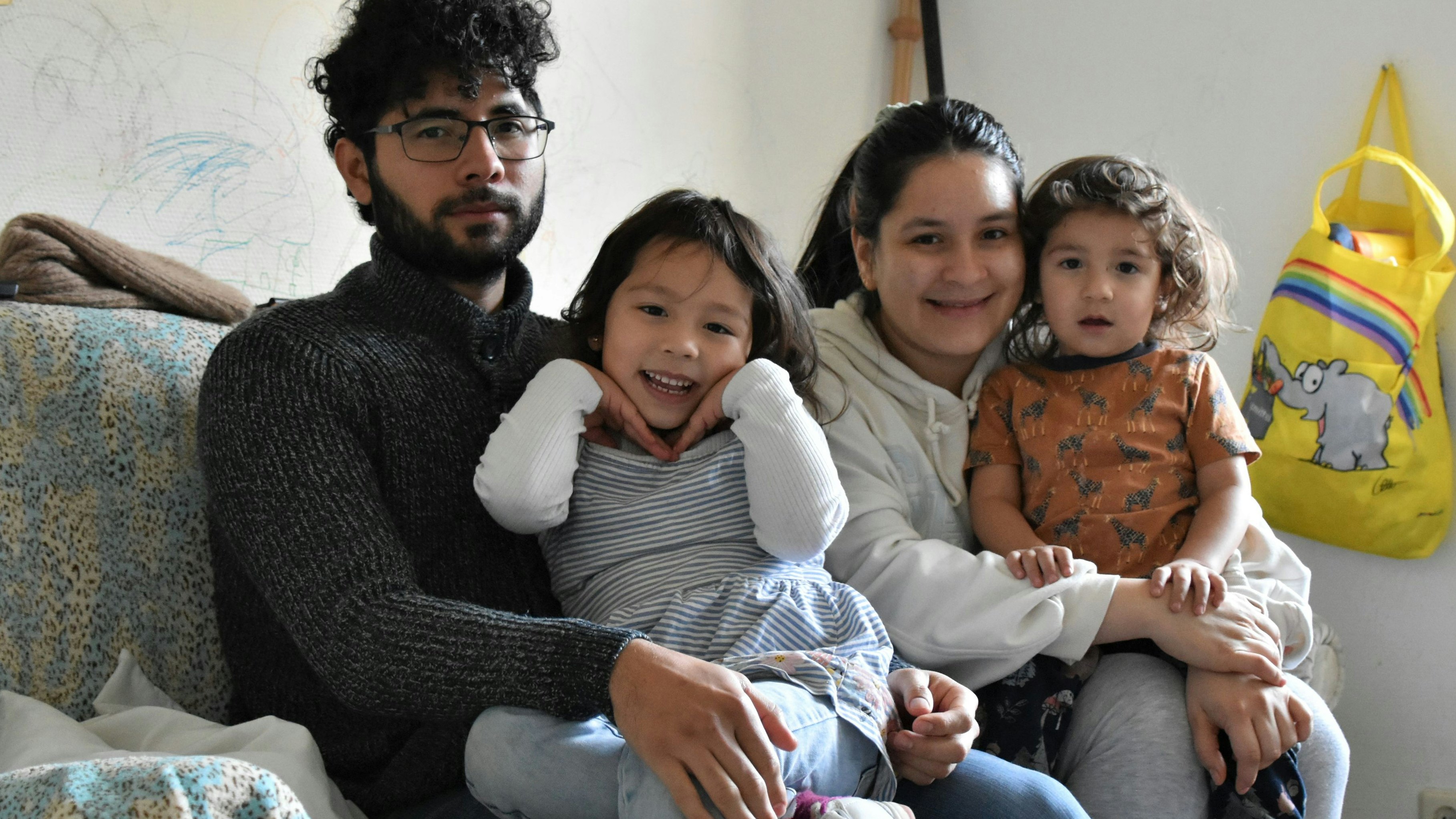 Kämpfen gegen die Abschiebung: Jose Pérez, seine Frau Angie und ihre Kinder leben in einem Flüchtlingsheim in Bösel. Foto: Hahn