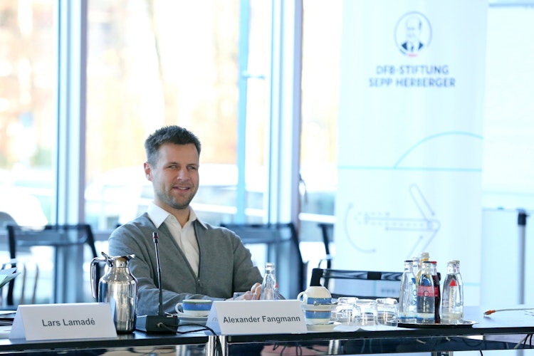 Sitzungsrunde: Alexander Fangmann bei der Sepp-Herberger-Stiftung.