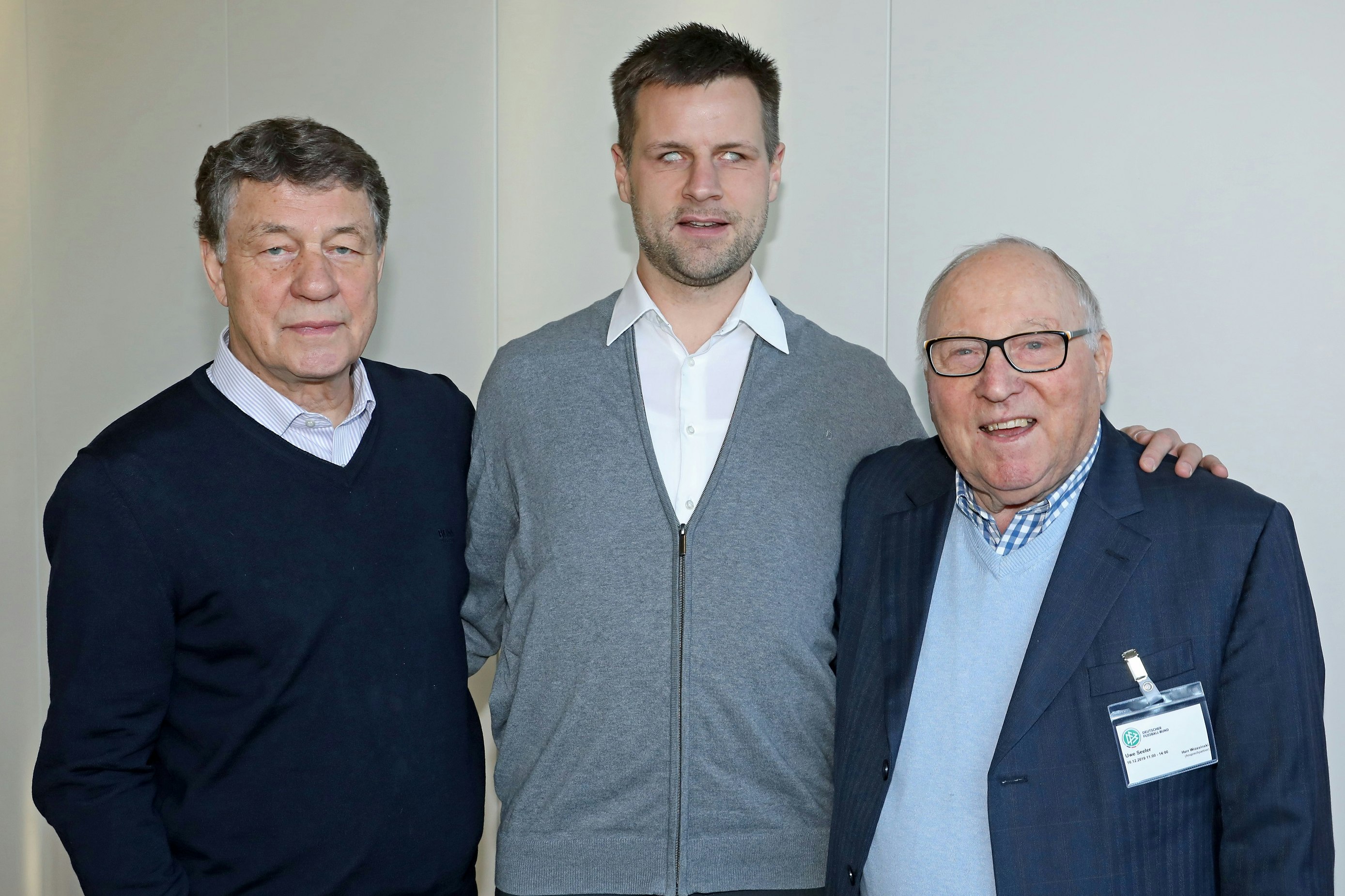 Unter Fußball-Ikonen: Alexander Fangmann (Mitte) mit Otto Rehhagel (links) und Uwe Seeler.&nbsp; Fotos: Kobow / Sepp-Herberger-Stiftung