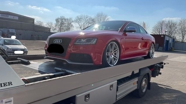 Schlag gegen Autotuner- und Poserszene: An diesem Audi wurde zu viel gebastelt. Er wurde von der Polizei sichergestellt. Foto: Polizeiinspektion Cloppenburg/Vechta