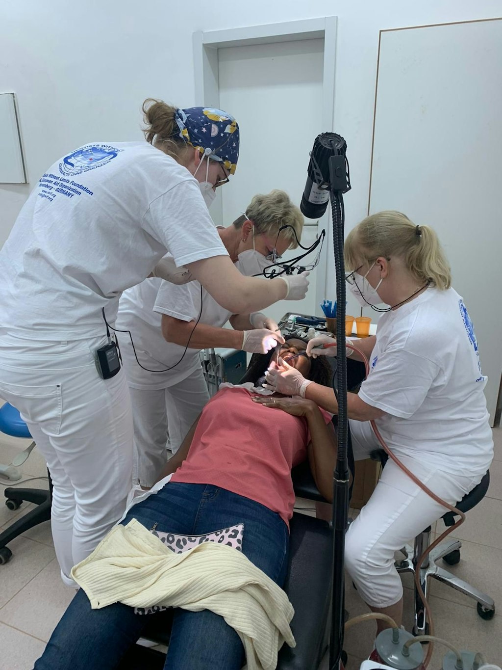 Annette Jugert behandelt Patienten auf den Kapverden