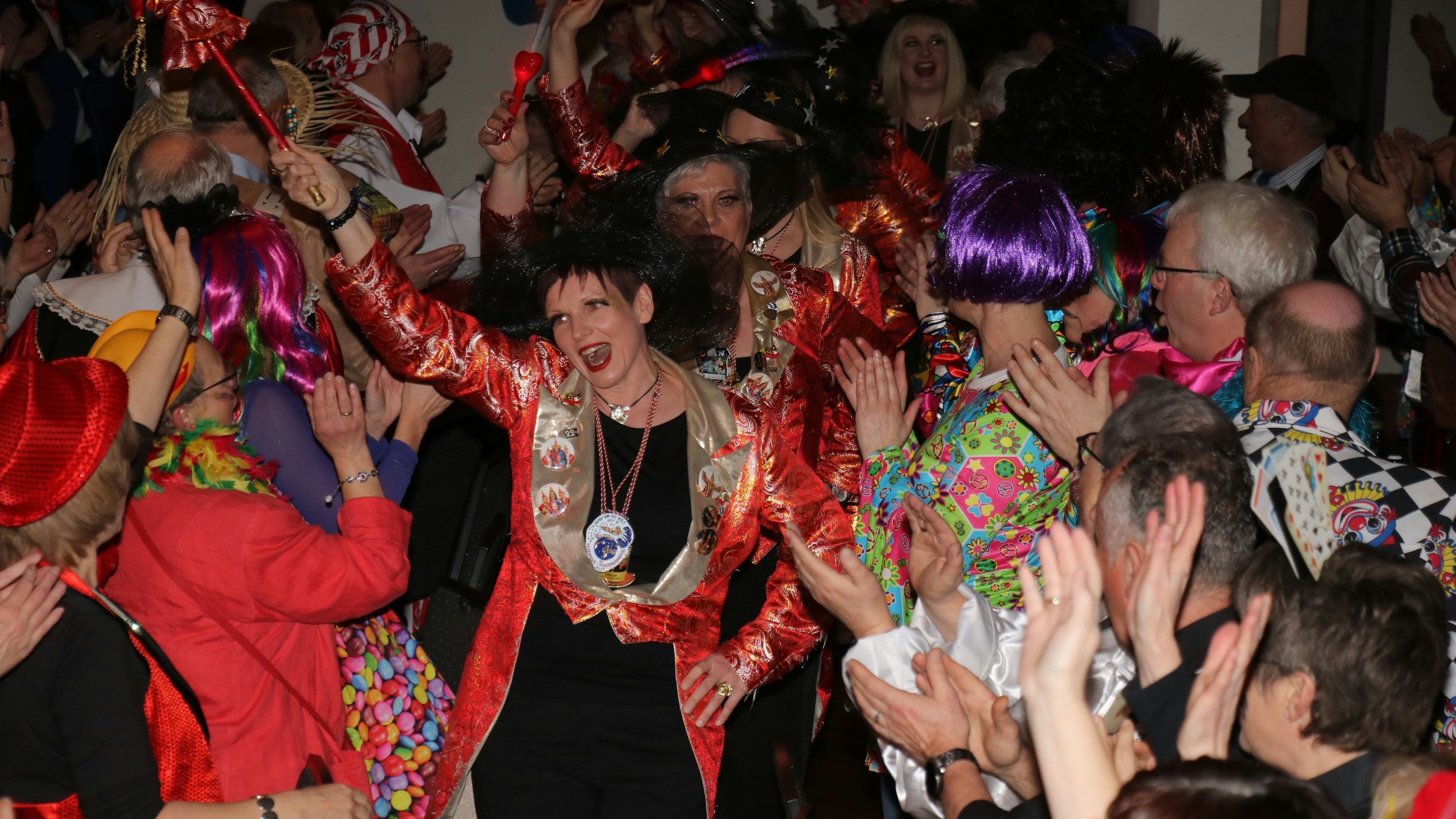 Tolle Stimmung: Die Frauen feierten und feiern bei den FKKO-Sitzungen im Saal Fangmann in Osterfeine die Akteurinnen und sich selber gerne überschwänglich. Die bislang letzte Sitzung fand 2020 statt. Foto: Lammert