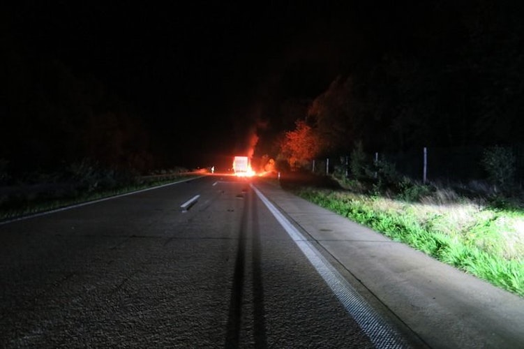 Brand auf der A29 bei Emstek: Durch die extreme Hitze wurde auch die Fahrbahn beschädigt. Foto: Autobahnpolizei Ahlorn