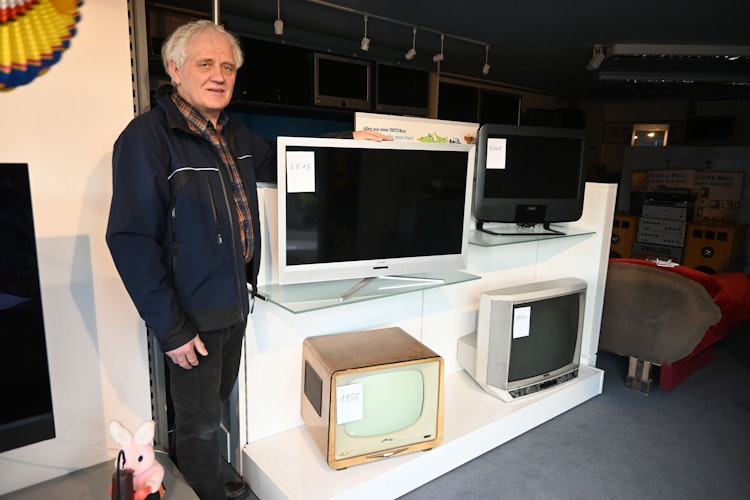 Im Wandel der Zeit: H.G. Scheper hat TV-Geräte aus den vergangenen fast 70 Jahren in seinem Laden aufgestellt. Foto: Thomas Vorwerk