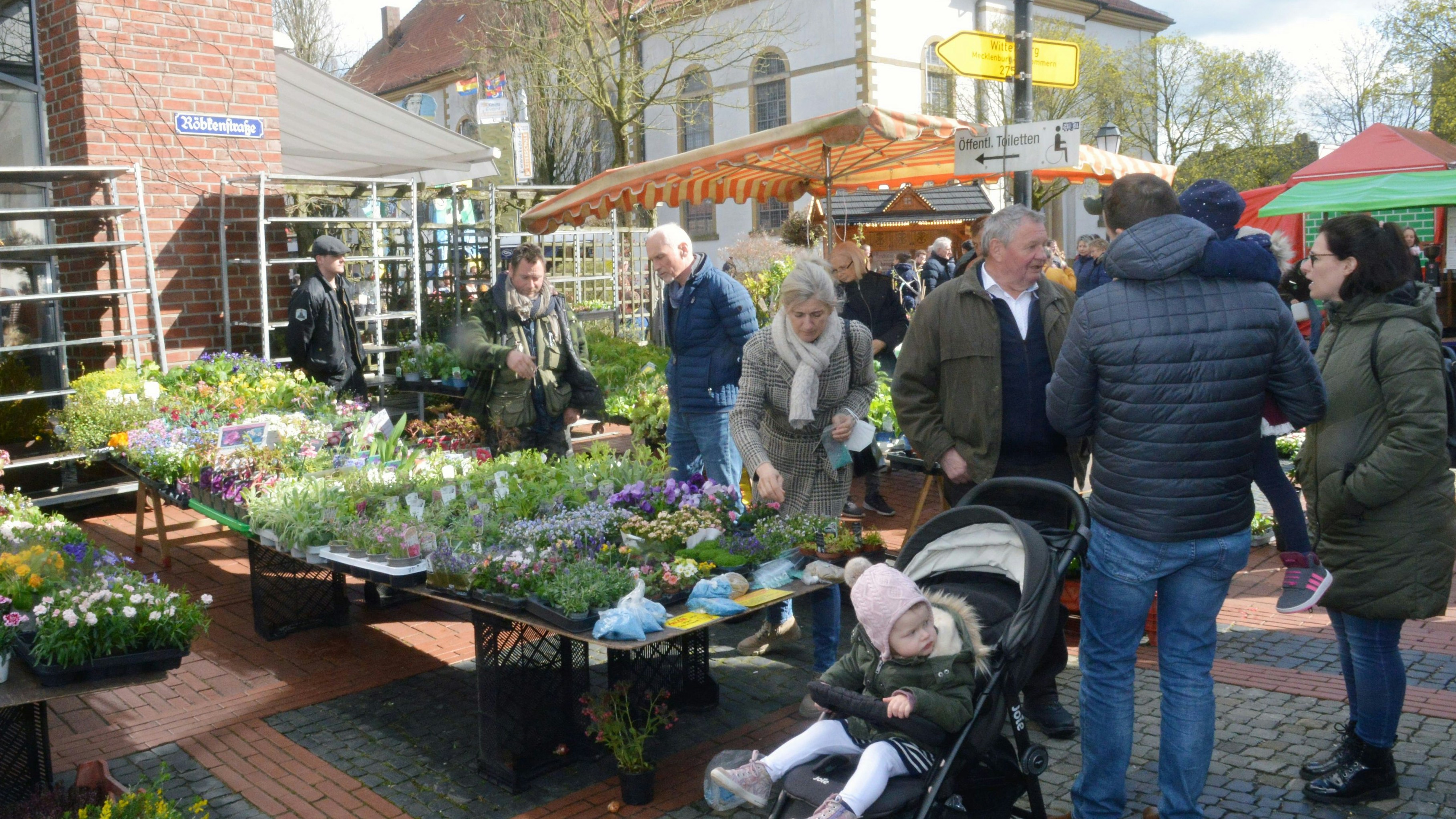 Ansturm: Tausende Besucher waren in der Löninger Innenstadt unterwegs. Auf viel Interesse stieß das große Blumen- und Pflanzenangebot passend zum Frühlingsbeginn. Foto: W. Siemer
