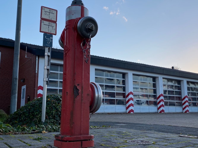 Selten zu sehen: ein Überflurhydrant. In Friesoythe steht er direkt am Feuerwehrhaus, an ihm werden die Fahrzeuge aufgetankt. Foto: Claudia Wimberg