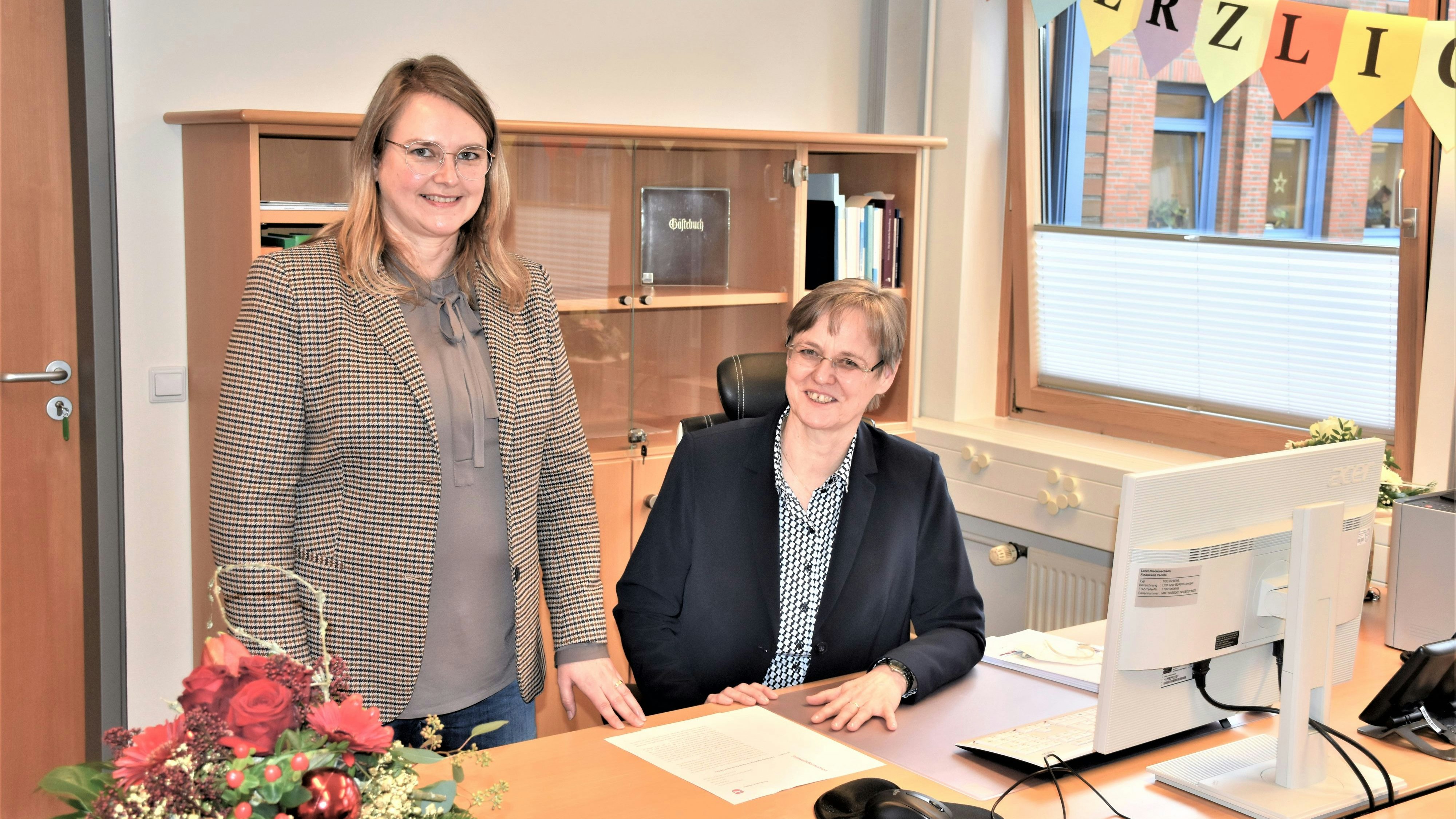 Das Finanzamt Vechta hat eine weibliche Doppelspitze: Agnes Hoffmann (rechts) ist die neue Vorsteherin der Behörde, Claudia Kock ihre Stellvertreterin. Foto: Kühn