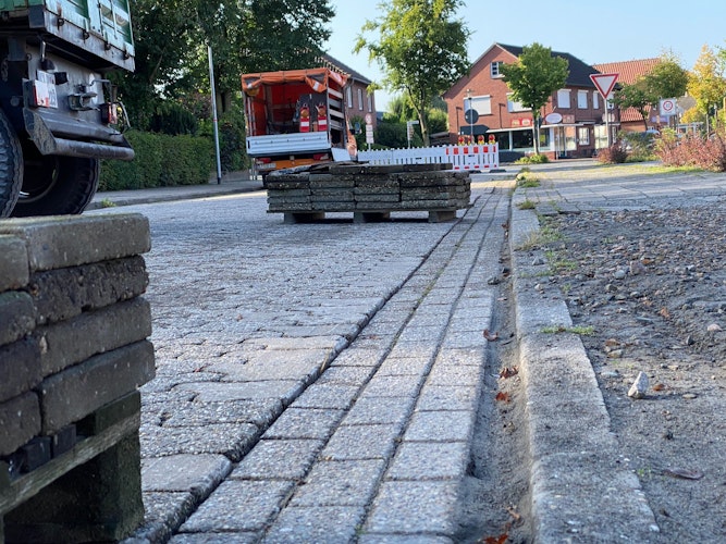 Pflasterung geebnet: Die Versackungen auf der Fladderburger Straße sind behoben, jetzt folgt noch der Gehweg. Die Straße bleibt so lange gesperrt.