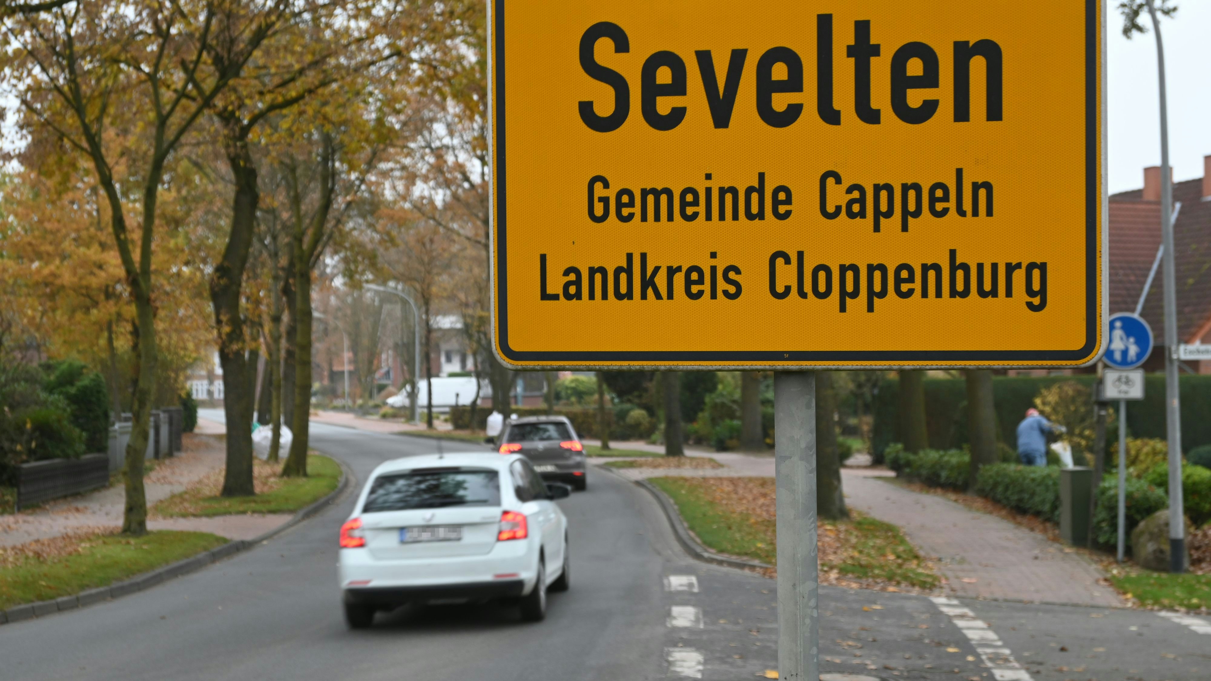 Entlang der Hauptstraße in Sevelten wurden zahlreiche Flugblätter gefunden. Die Polizei vermutet, dass sie aus einem fahrenden Auto geworfen wurden. Foto: Vorwerk