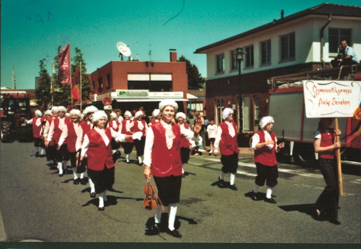 Am Bakumer Volksfest haben die Flinken Beinchen auch immer wieder teilgenommen - hier kollektiv als Mozart verkleidet. Foto: privat