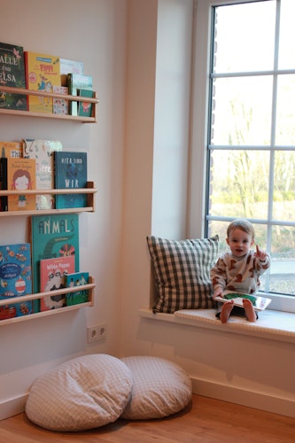 Kalle Mählmeyer liebt sein gemütliches Kinderzimmer. Von der breiten Fensterbank aus führt der Blick in die Natur. Foto: Biegel