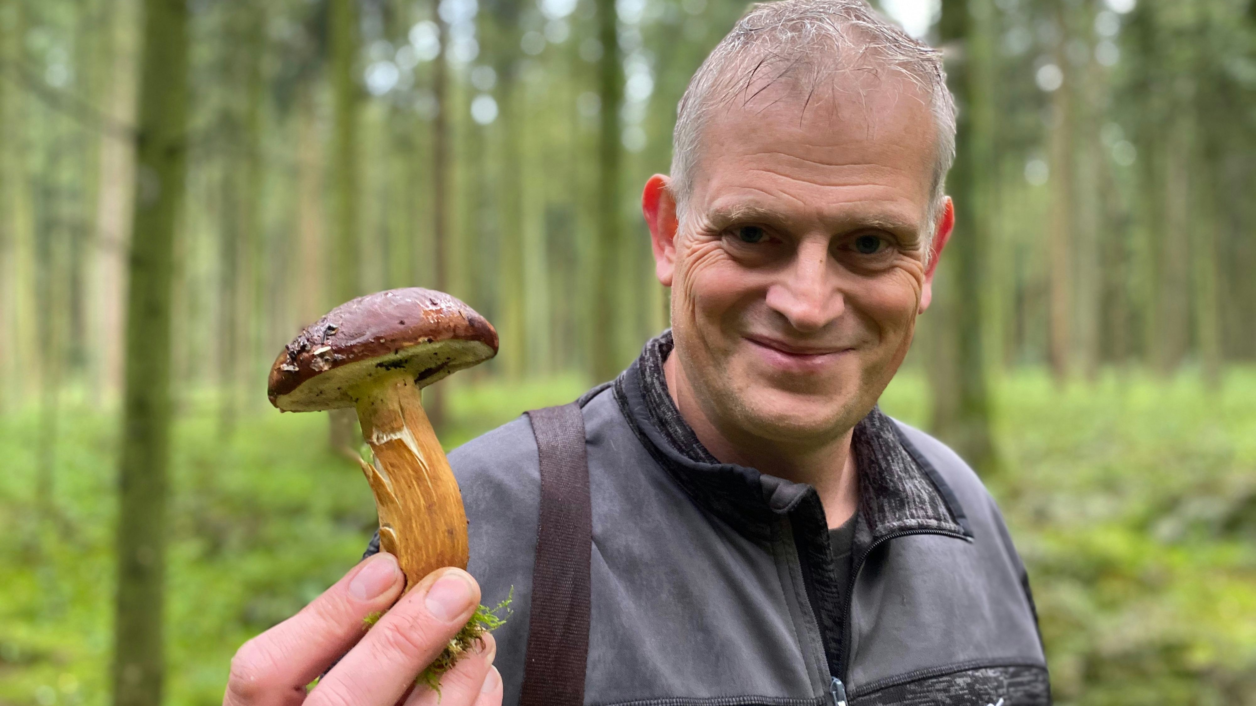 Pilzberater Martin Wernke zeigt einen echten "Anfängerpilz": die Marone. Sie wächst in vielen Wäldern und kommt weitaus häufiger vor als andere.&nbsp; Foto: Freiwald