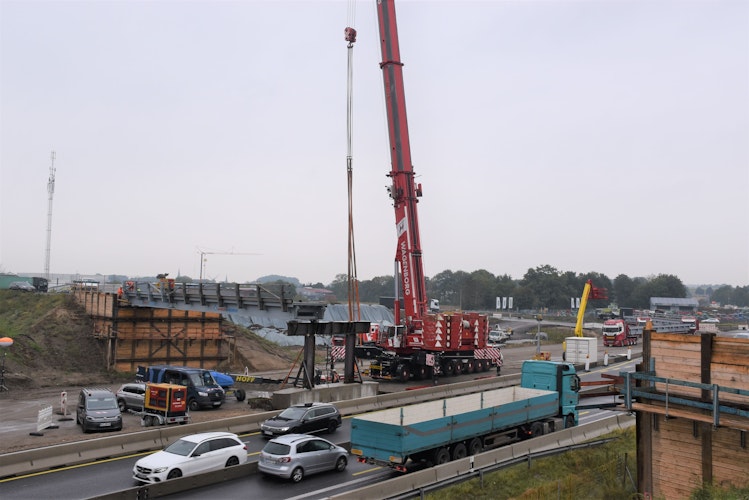Das erste Stahlfertigteil liegt auf dem temporären Widerlager und dem temporären Mittelpfosten auf. Foto: Autobahn Westfalen