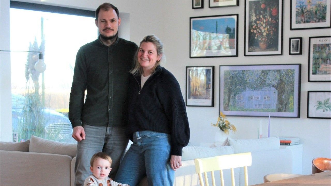 Philipp und Maren Mählmeyer leben mit ihrem Sohn Kalle in ihrem Einfamilienhaus im Goldenstedter Moor. Foto: Biegel