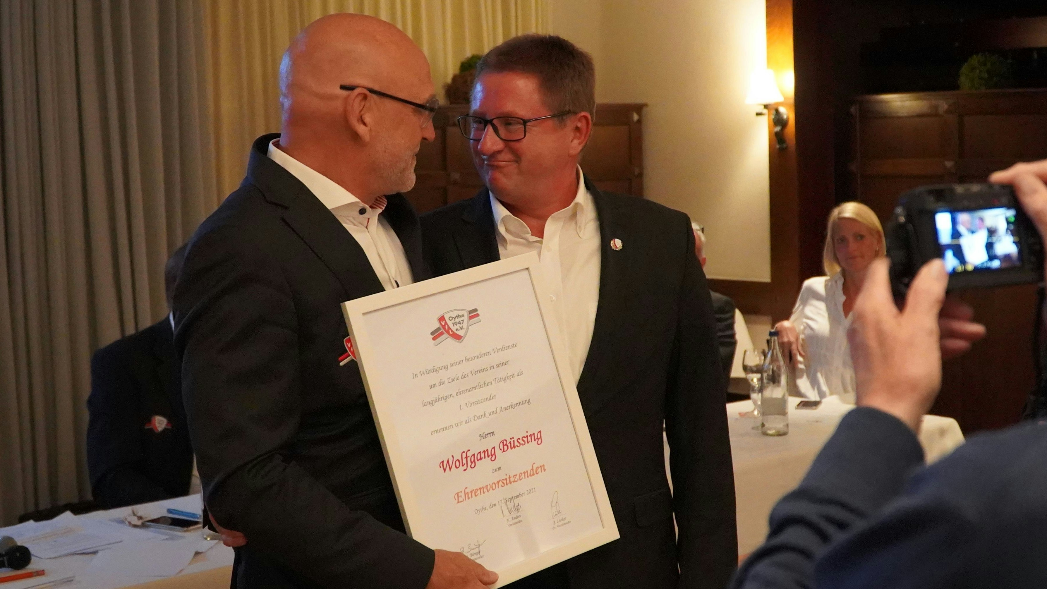 Gratulation: Der neue VfL-Vorsitzende Hauke Anders (links) und der neue Ehrenvorsitzende Wolfgang Büssing. Foto: VfL/Müller