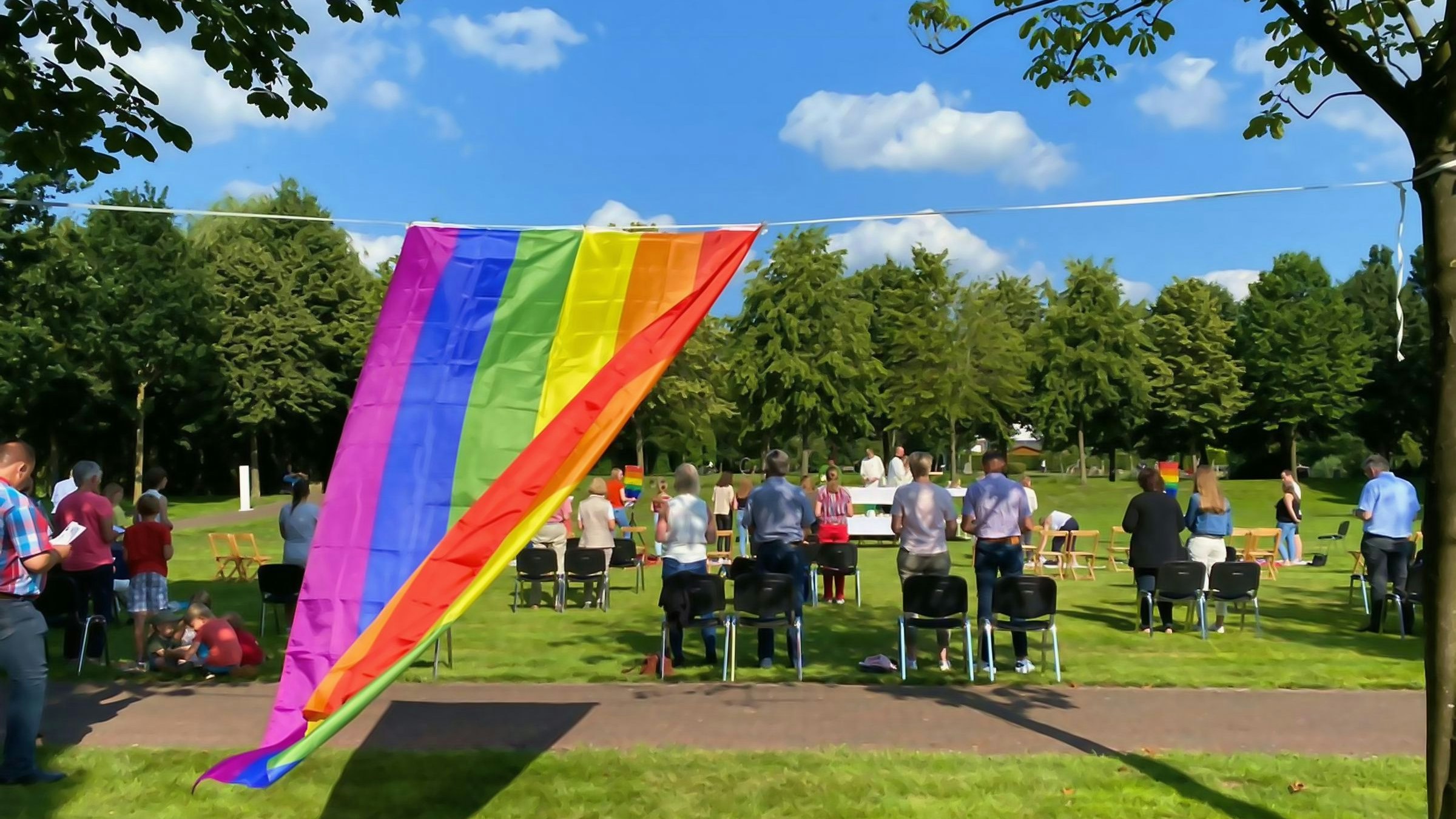 Starkes Symbol: Der Regenbogen stand im Mittelpunkt des Open-Air-Gottesdienstes. Foto: Ruby Wright