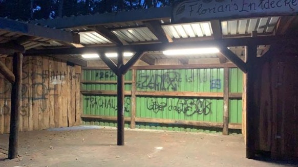 Morgendlicher Fund: Eine Erzieherin fand die Florianshütte in Bösel Anfang der Woche mit Graffiti besprüht vor. Fotos: Kita St. Anna