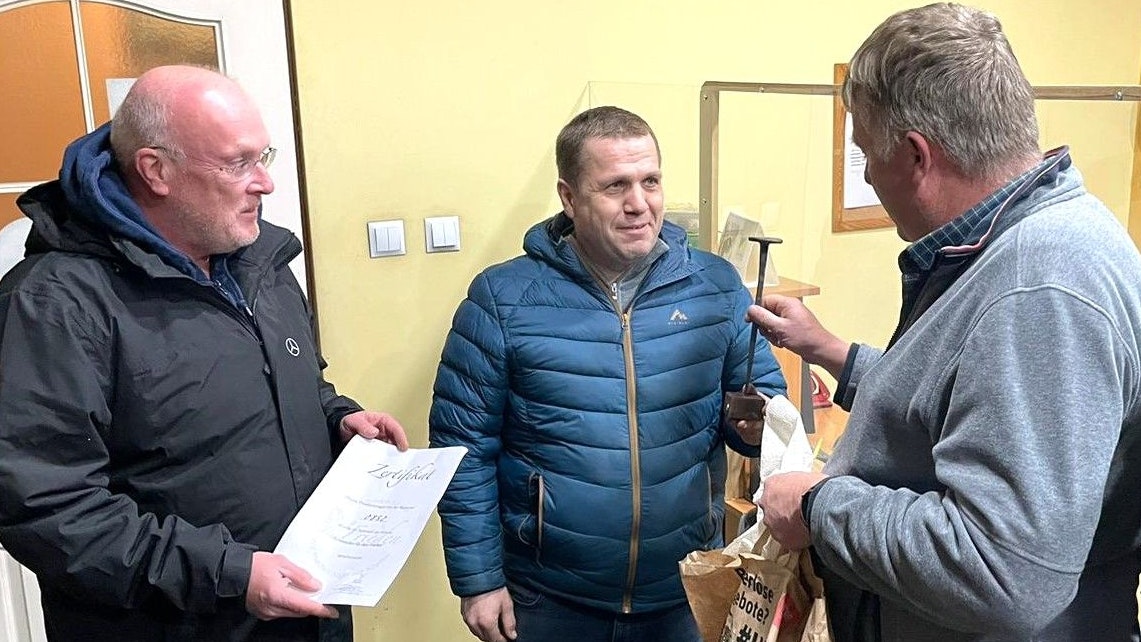 Einen Friedensnagel als Dank für seine Unterstützung haben Frank Schwalm (links) und Ralf Meyer (rechts) ihrem ukrainischen Kontaktmann Serhgii Ivashchuk bereits überreicht. Jetzt kommt Ivashchuk zum Benefizkonzert der Böseler Ukraine-Hilfe. Foto: Ukraine-Hilfe Bösel