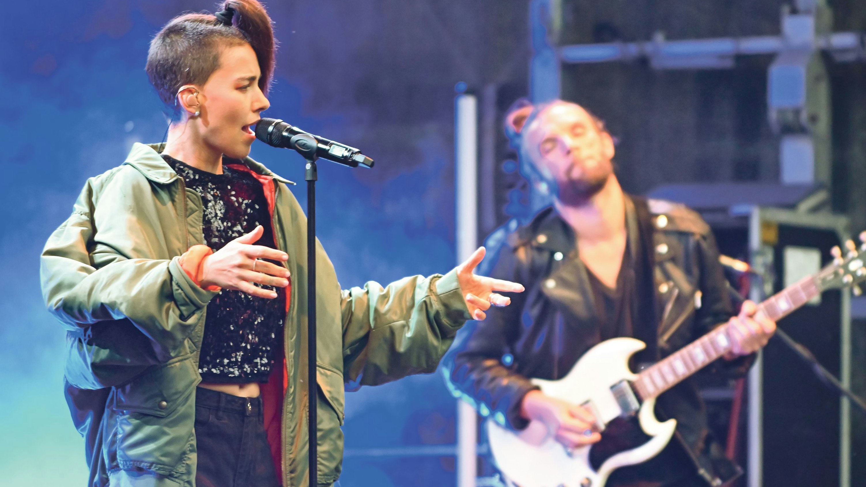 Frida Gold auf der Bühne: Sängerin Alina Süggeler und Bassist Andi Weizel. Foto: Hermes&nbsp;