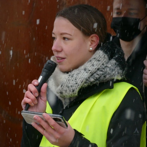 Ein Zeichen für den Frieden: Schülersprecherin Anna Eilers erinnerte in ihrer Ansprache daran, dass vor allem die Zivilbevölkerung in der Ukraine unter dem Krieg zu leiden habe. Foto: Stix