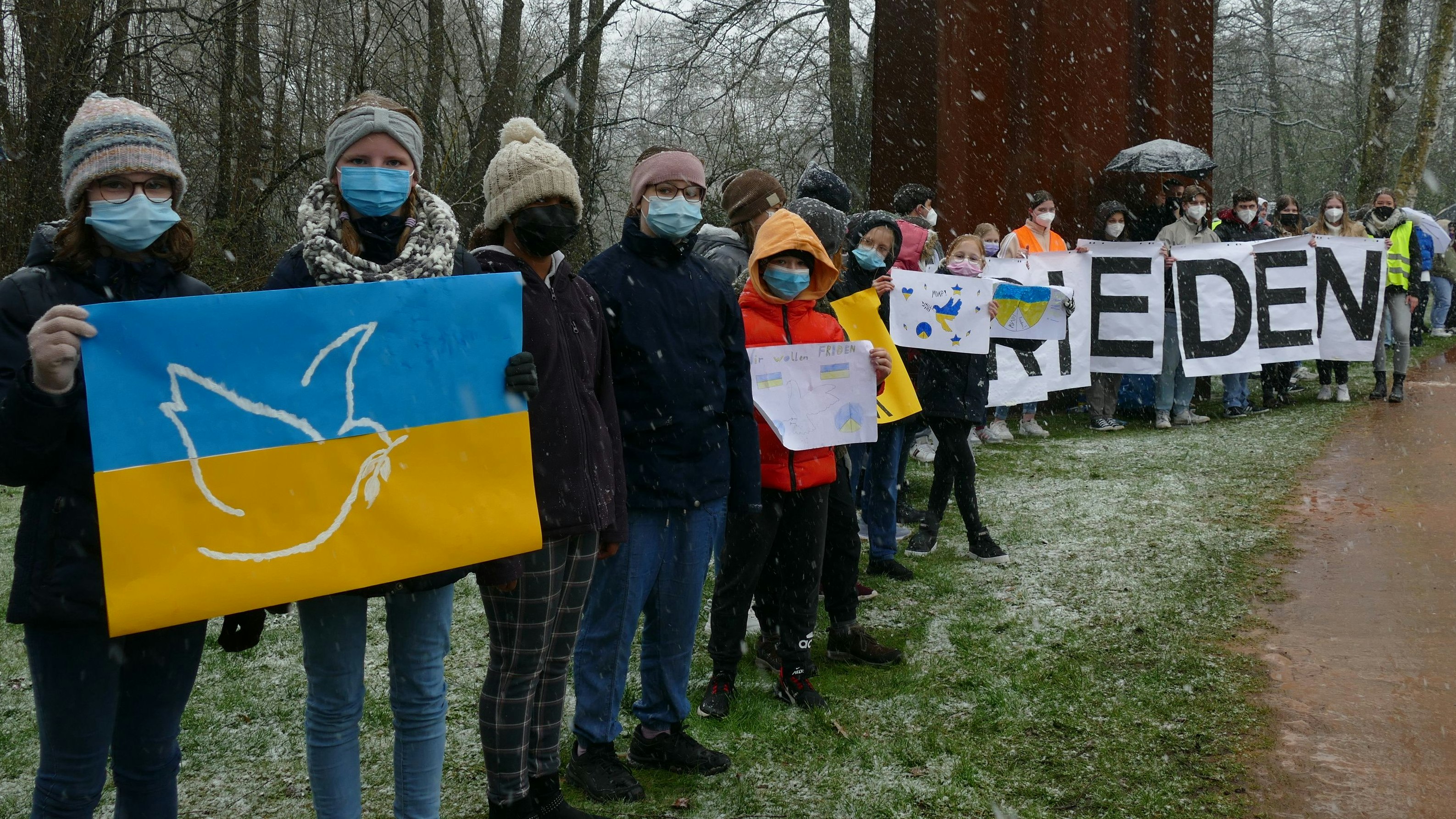 Mehr als 1000 Schülerinnen, Schüler und Lehrkräfte des AMG trotzten dem schlechten Wetter, um gegen den Ukraine-Krieg und für Frieden in aller Welt Stellung zu beziehen. Foto: Stix&nbsp;