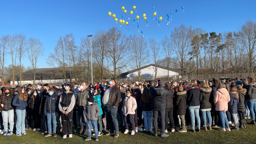 Auf dem Boden ein großes Peace-Zeichen, am Himmel blaue und gelbe Luftballons: Die Schüler und Lehrer der Realschule Friesoythe brachten am Dienstag ihren Wunsch nach Frieden zum Ausdruck.   Foto: Stix