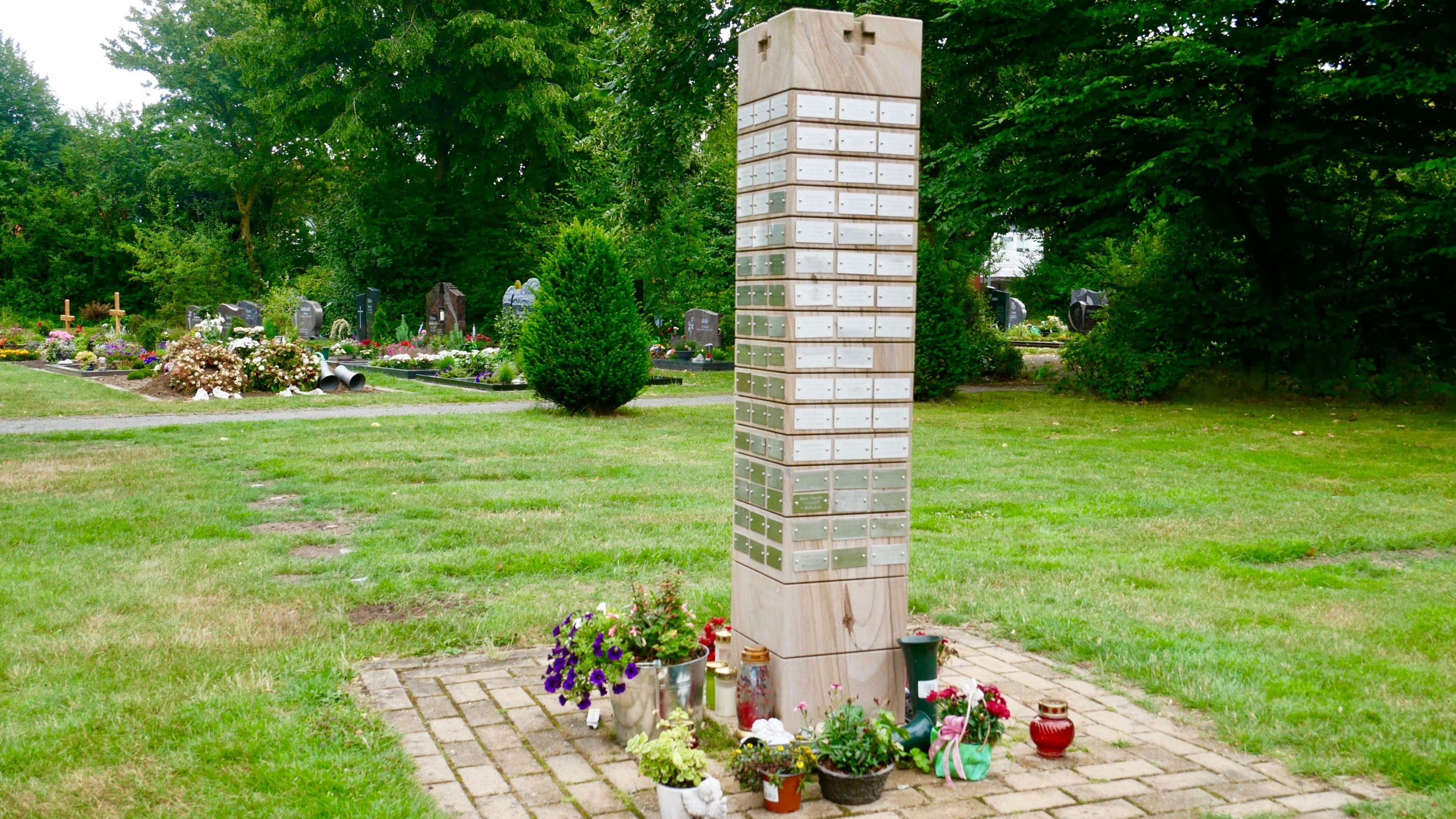Ohne Angehörige, aber nicht anonym: Die Namen der Verstorbenen werden auf einer großen Stele angebracht. Foto: Dickerhoff