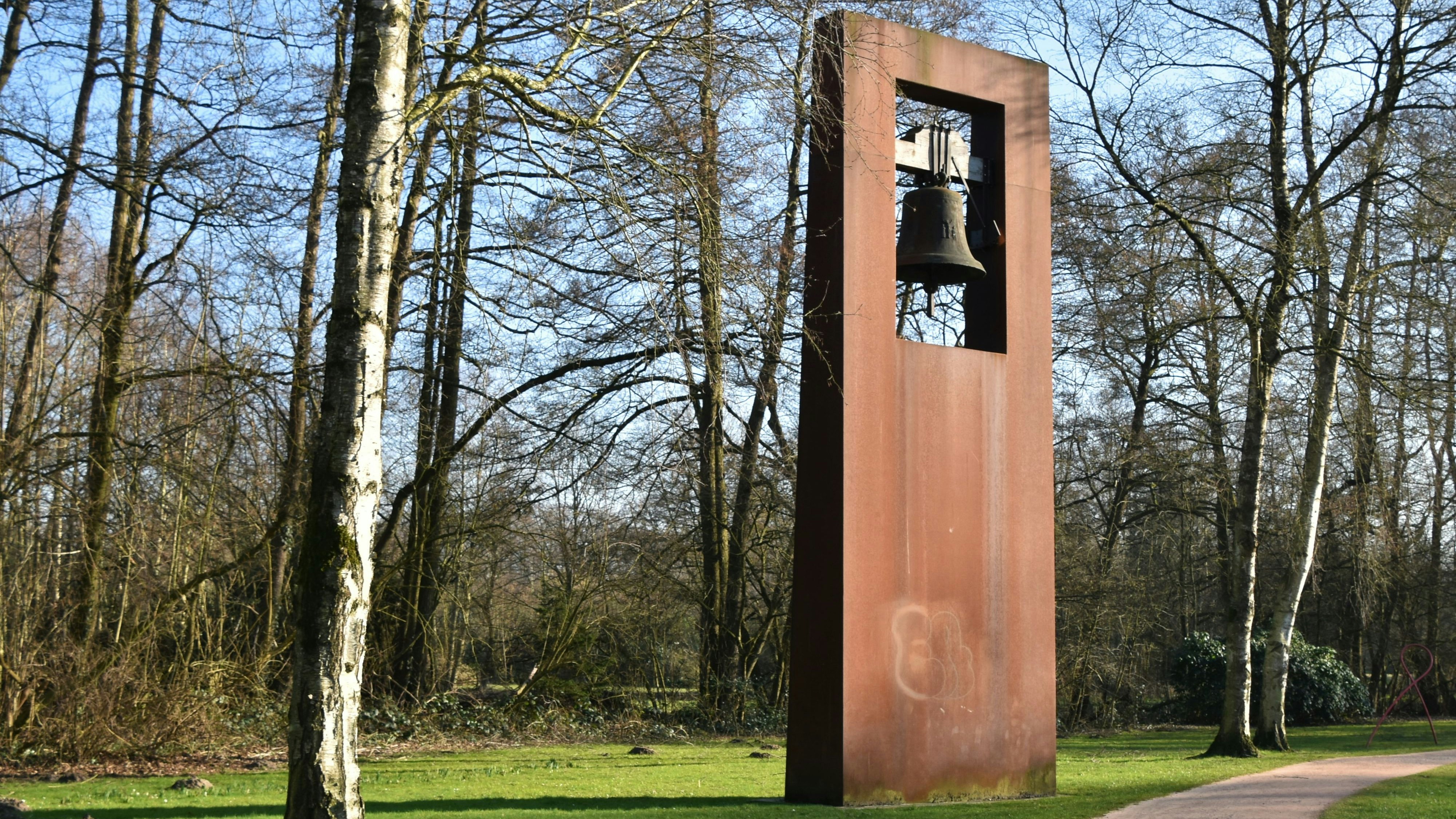Geräuschvoll: die Friedensglocke im Friesoyther Stadtpark. Foto: Hahn