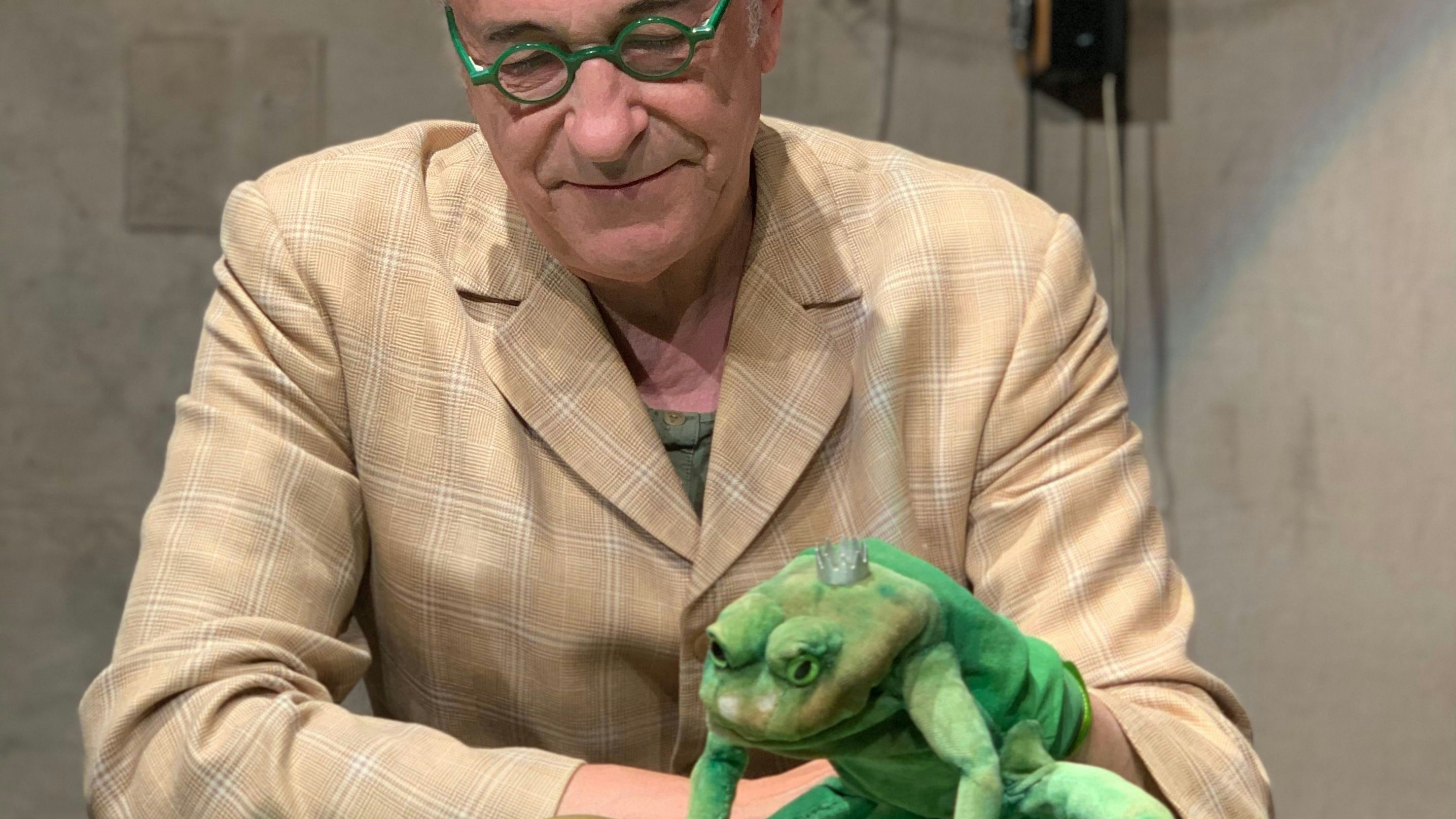 Mit Witz und Charme: Theater-Chef Pavel Möller-Lück fasziniert sein Publikum mit seiner Geschichte vom Froschkönig. Foto: Theater Laboratorium