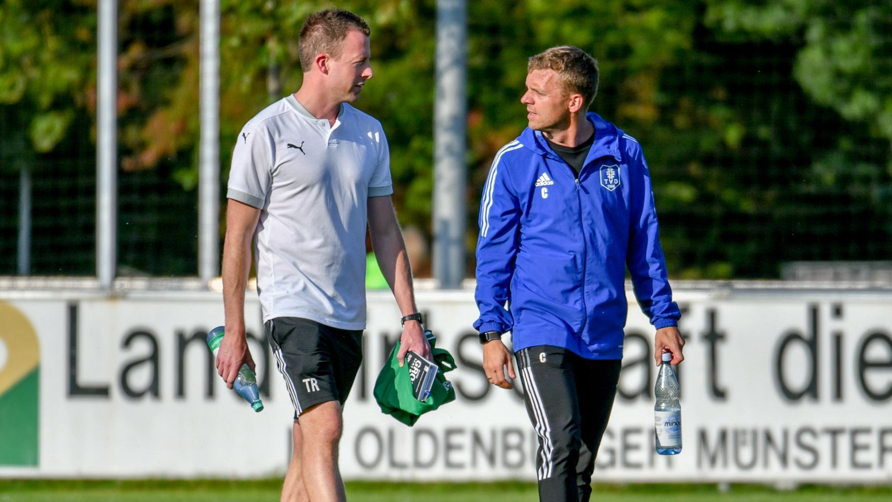 Trainer-Smalltalk vor dem Anpfiff: GW Mühlens Andreas Hinrichs (links) und Stefan Arlinghaus vom TV Dinklage. Foto: Wenzel