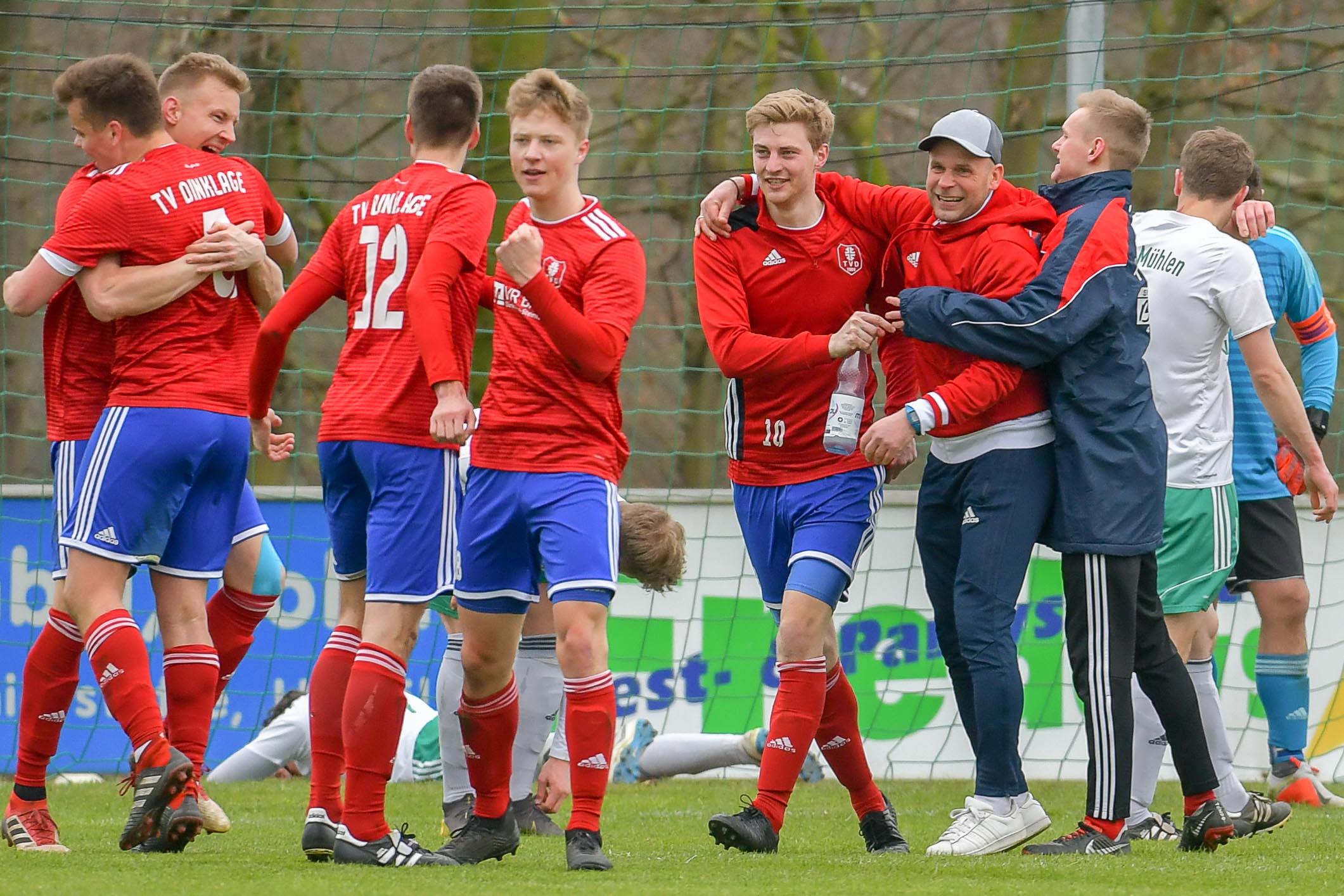 Dinklager Derby-Euphorie: Die TVDer um Coach Steffen Bury (2. von rechts) feiern im April 2019 ihren Sieg in Mühlen. Foto: Wenzel