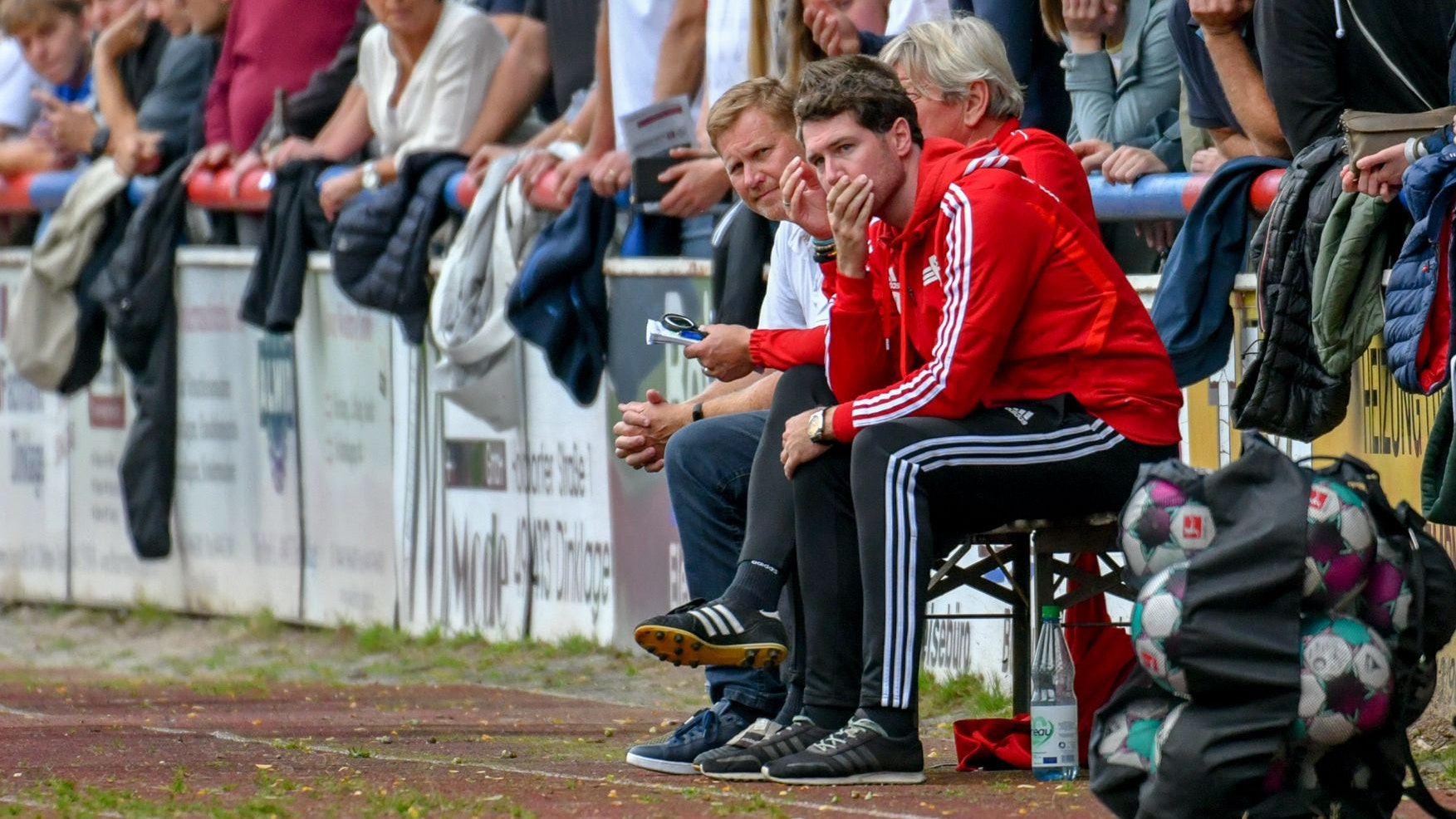 Nachdenkliche Gesichter beim VfL Oythe: Coach Raphael Dornieden (vorne), Betreuer Werner Mucker (verdeckt) und Fußballobmann Andreas Mitzlaff (links) – hier beim Derby in Dinklage. Foto: Wenzel
