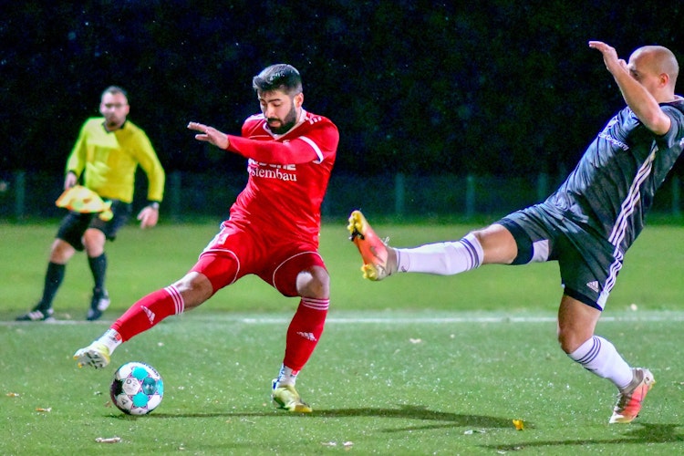 Der nächste Ausfall beim VfL Oythe: Süleyman Odabasi (links), hier im Spiel gegen Union Lohne am Mittwoch. Foto: Wenzel